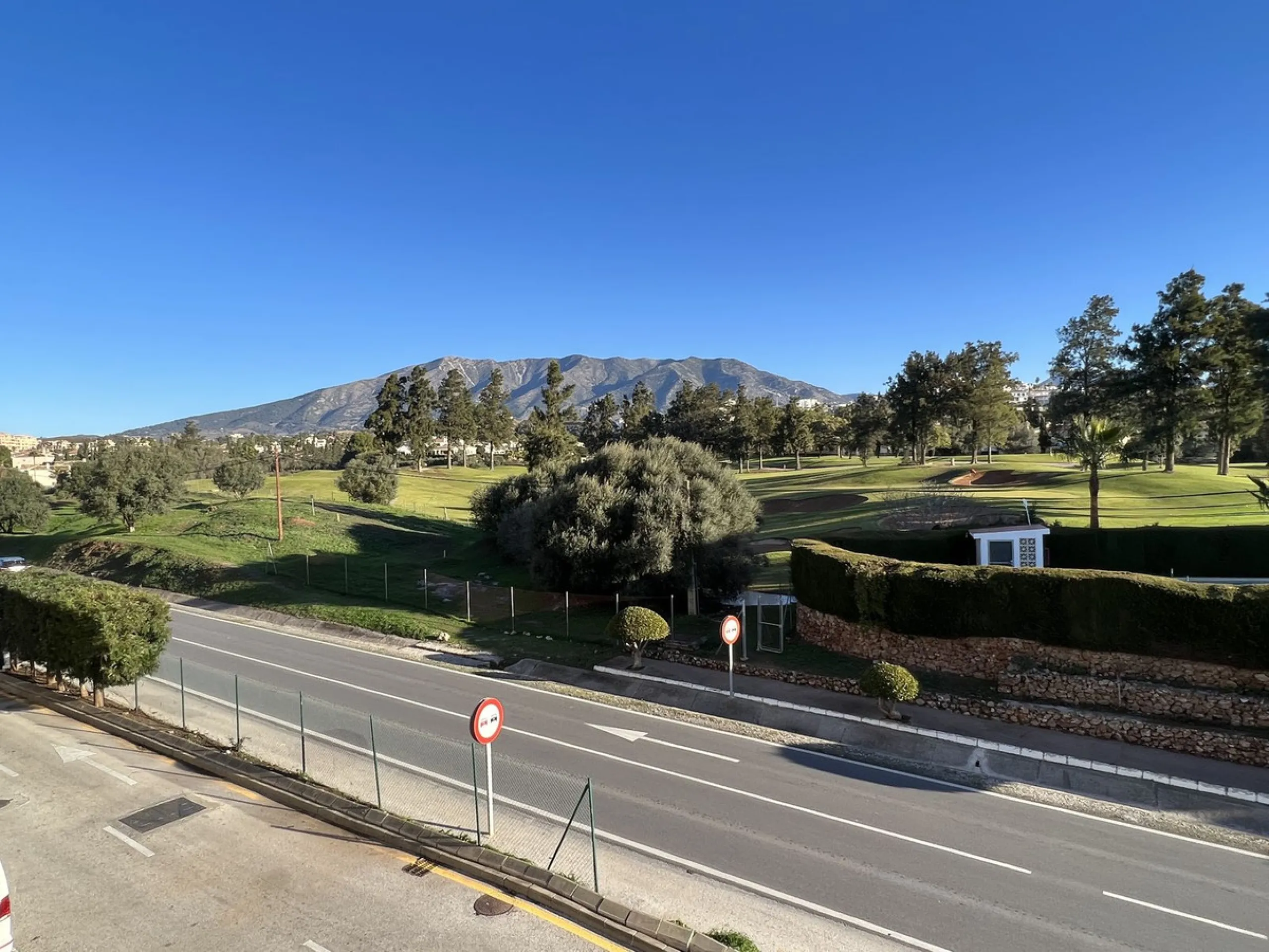 This well positioned 4 bedroom 3 bathroom first floor apartment is spacious, bright and situated in an ideal location. Close to schools, beaches and convenient shops and restaurants. Hacienda del Golf is a community driven urbanisation. With families and 