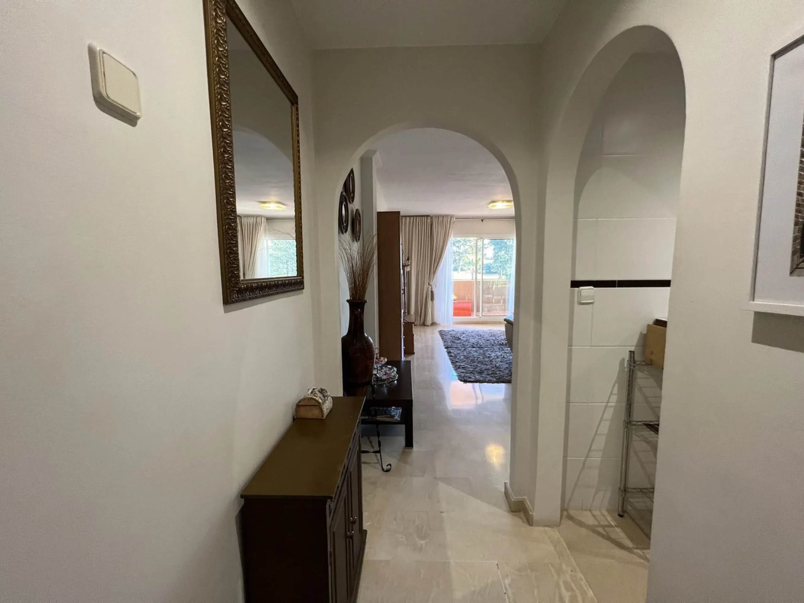 This well positioned 4 bedroom 3 bathroom first floor apartment is spacious, bright and situated in an ideal location. Close to schools, beaches and convenient shops and restaurants. Hacienda del Golf is a community driven urbanisation. With families and 