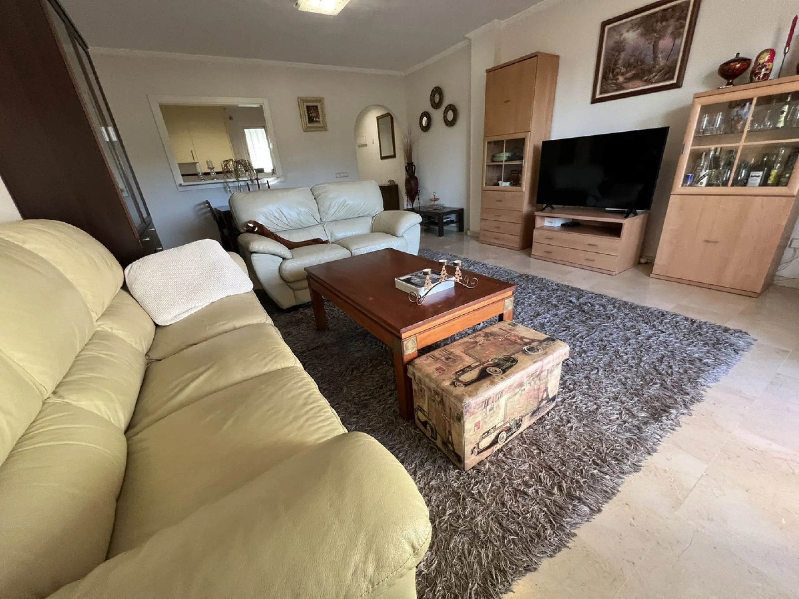 This well positioned 4 bedroom 3 bathroom first floor apartment is spacious, bright and situated in an ideal location. Close to schools, beaches and convenient shops and restaurants. Hacienda del Golf is a community driven urbanisation. With families and 