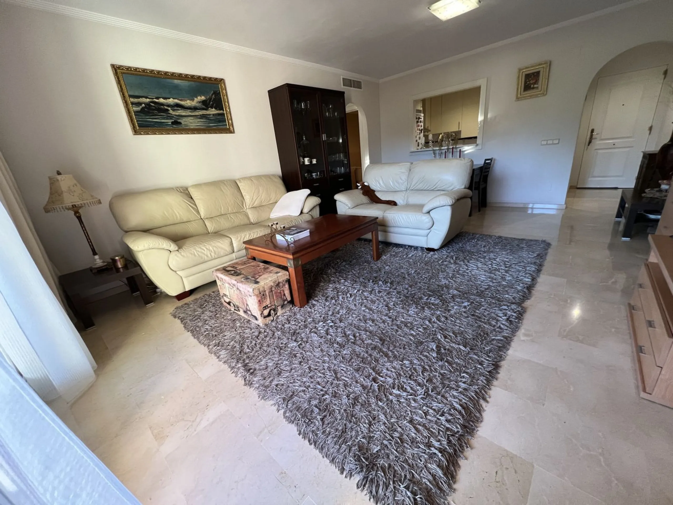 This well positioned 4 bedroom 3 bathroom first floor apartment is spacious, bright and situated in an ideal location. Close to schools, beaches and convenient shops and restaurants. Hacienda del Golf is a community driven urbanisation. With families and 