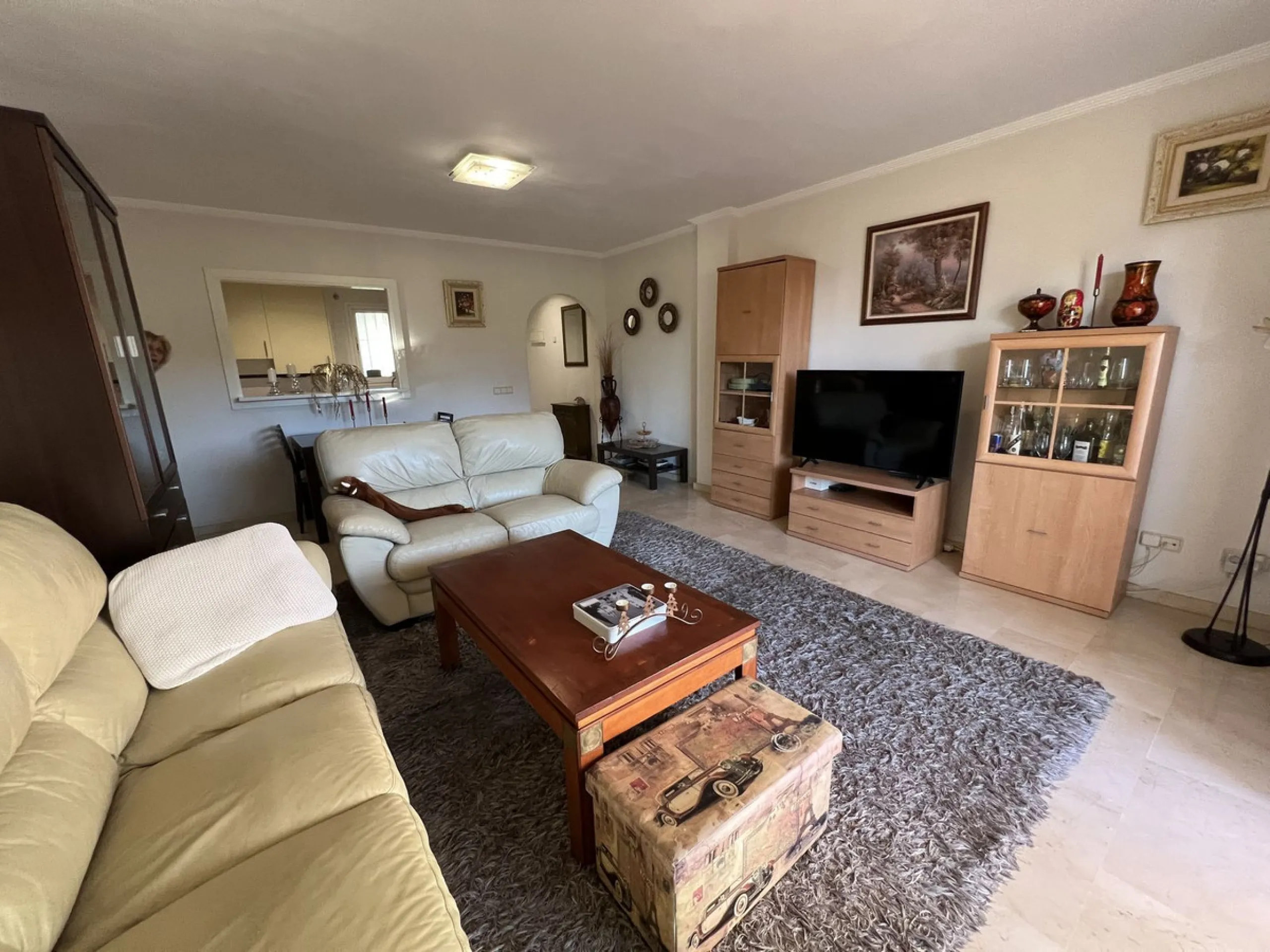 This well positioned 4 bedroom 3 bathroom first floor apartment is spacious, bright and situated in an ideal location. Close to schools, beaches and convenient shops and restaurants. Hacienda del Golf is a community driven urbanisation. With families and 