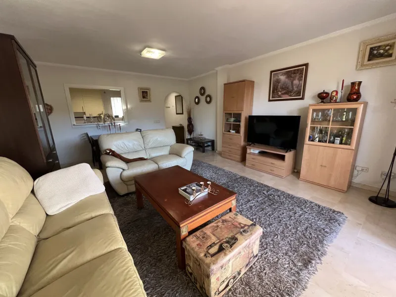 This well positioned 4 bedroom 3 bathroom first floor apartment is spacious, bright and situated in an ideal location. Close to schools, beaches and convenient shops and restaurants. Hacienda del Golf is a community driven urbanisation. With families and 