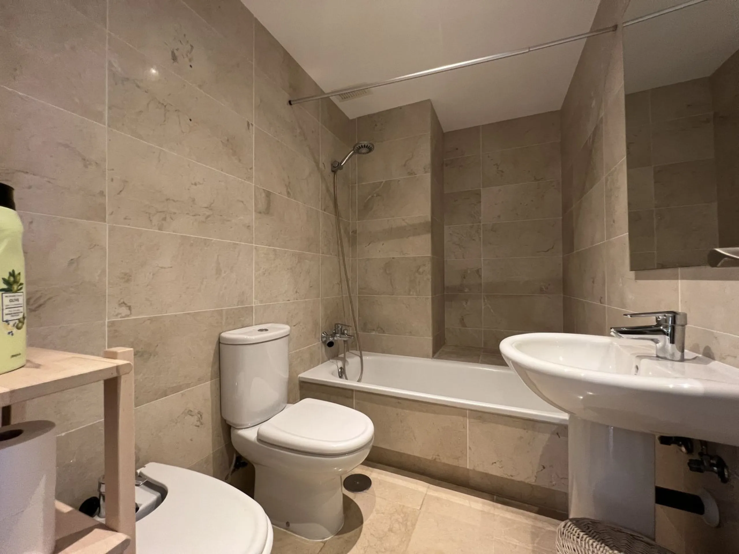 This well positioned 4 bedroom 3 bathroom first floor apartment is spacious, bright and situated in an ideal location. Close to schools, beaches and convenient shops and restaurants. Hacienda del Golf is a community driven urbanisation. With families and 