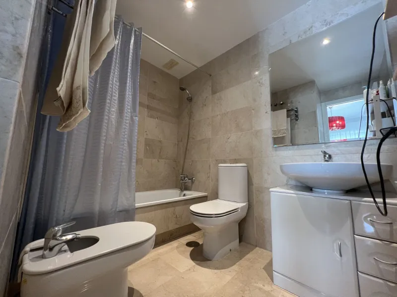 This well positioned 4 bedroom 3 bathroom first floor apartment is spacious, bright and situated in an ideal location. Close to schools, beaches and convenient shops and restaurants. Hacienda del Golf is a community driven urbanisation. With families and 