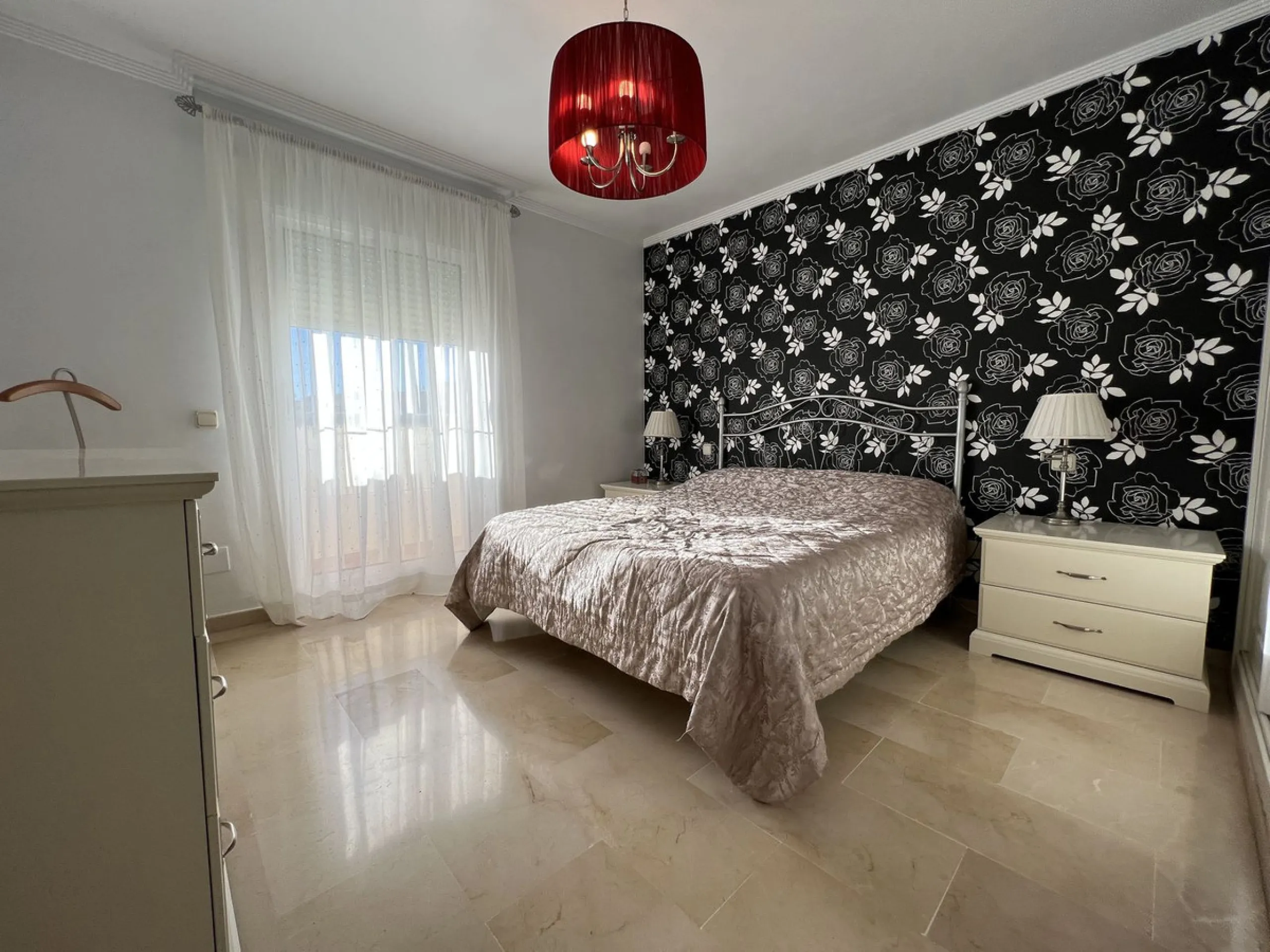 This well positioned 4 bedroom 3 bathroom first floor apartment is spacious, bright and situated in an ideal location. Close to schools, beaches and convenient shops and restaurants. Hacienda del Golf is a community driven urbanisation. With families and 