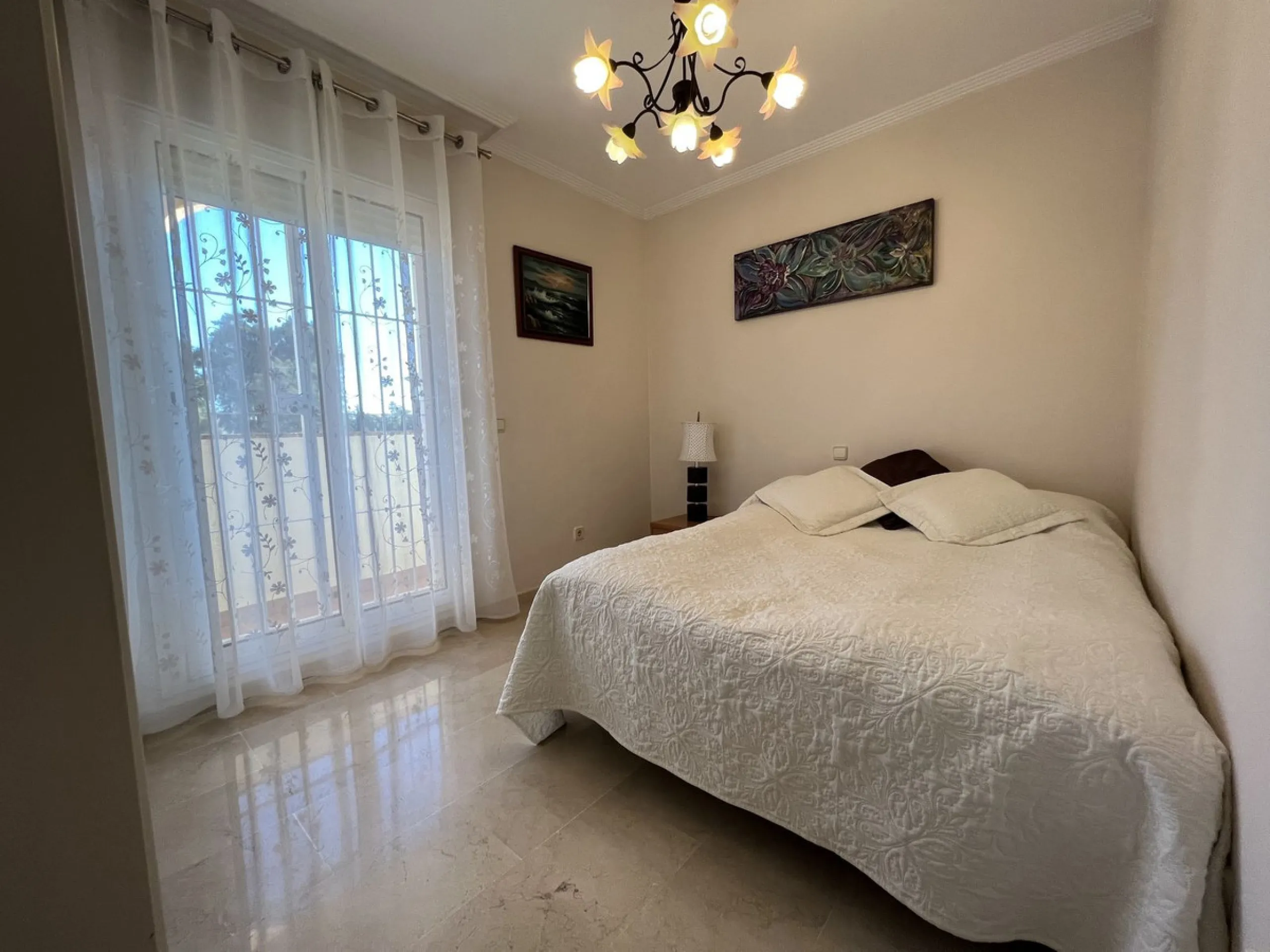 This well positioned 4 bedroom 3 bathroom first floor apartment is spacious, bright and situated in an ideal location. Close to schools, beaches and convenient shops and restaurants. Hacienda del Golf is a community driven urbanisation. With families and 