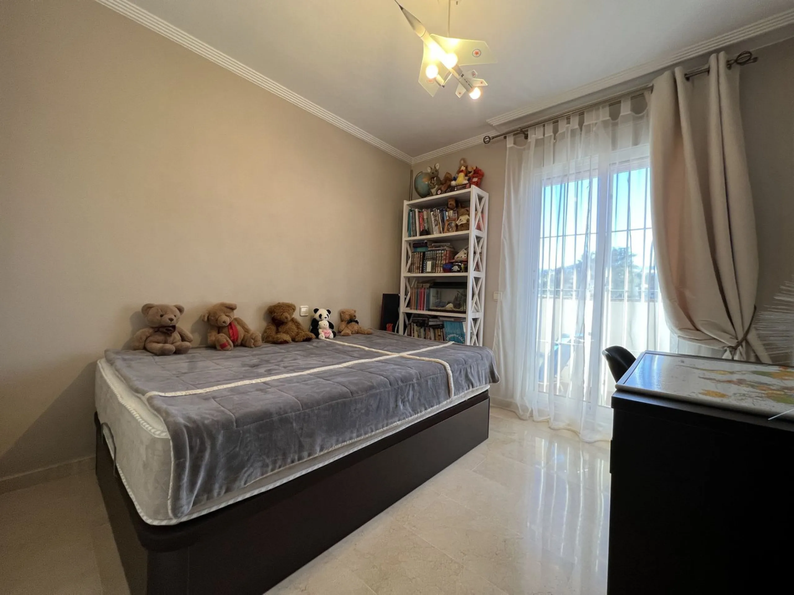 This well positioned 4 bedroom 3 bathroom first floor apartment is spacious, bright and situated in an ideal location. Close to schools, beaches and convenient shops and restaurants. Hacienda del Golf is a community driven urbanisation. With families and 