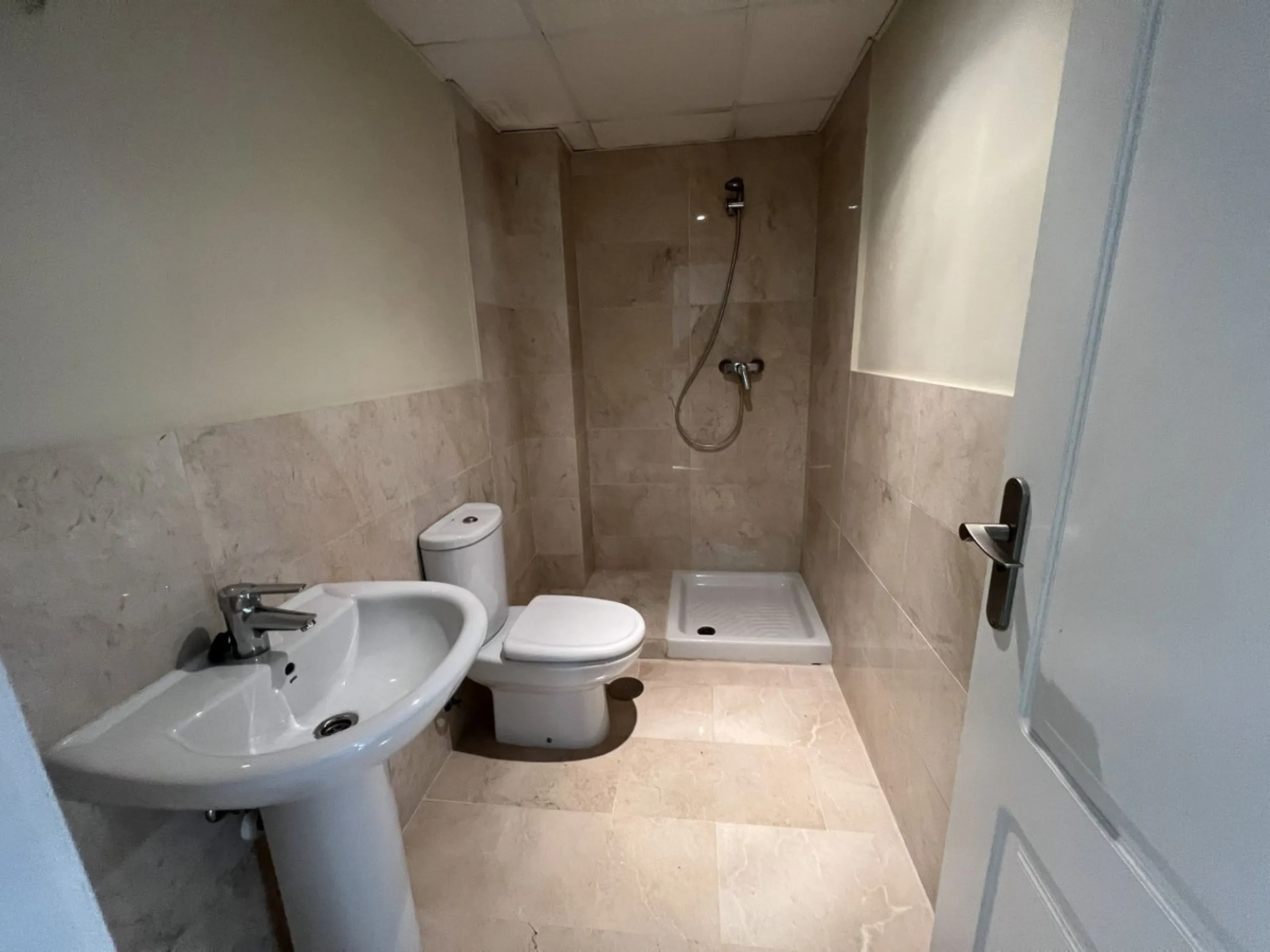 This well positioned 4 bedroom 3 bathroom first floor apartment is spacious, bright and situated in an ideal location. Close to schools, beaches and convenient shops and restaurants. Hacienda del Golf is a community driven urbanisation. With families and 