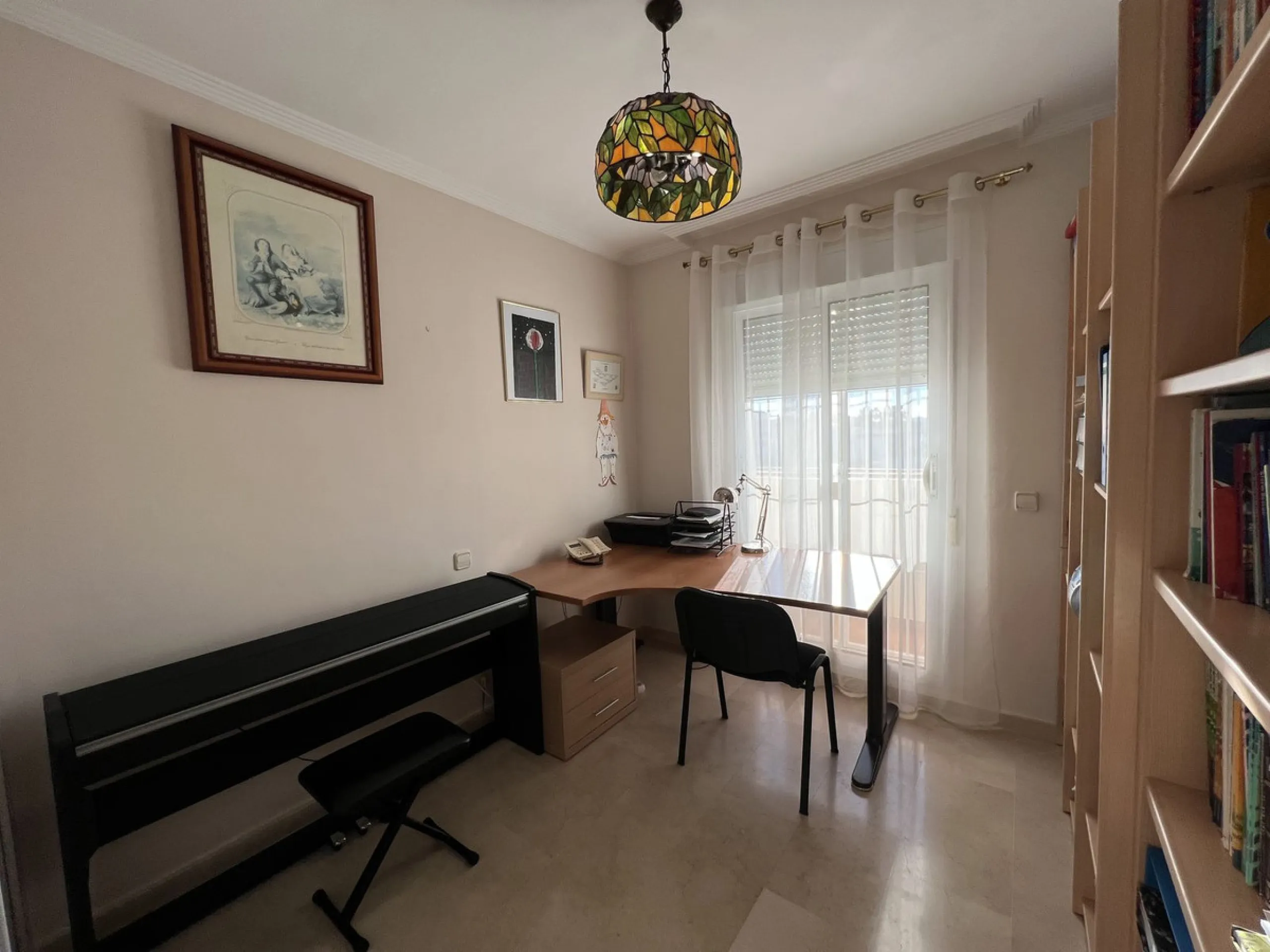 This well positioned 4 bedroom 3 bathroom first floor apartment is spacious, bright and situated in an ideal location. Close to schools, beaches and convenient shops and restaurants. Hacienda del Golf is a community driven urbanisation. With families and 