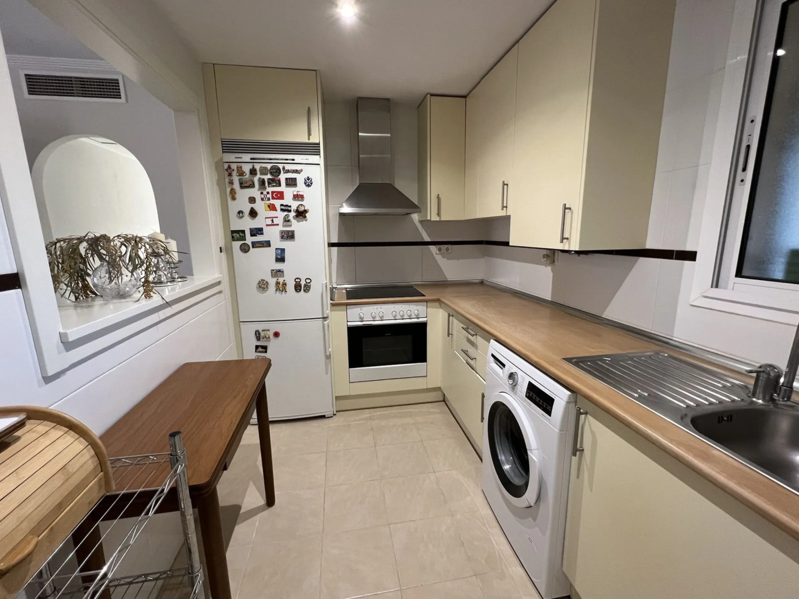 This well positioned 4 bedroom 3 bathroom first floor apartment is spacious, bright and situated in an ideal location. Close to schools, beaches and convenient shops and restaurants. Hacienda del Golf is a community driven urbanisation. With families and 
