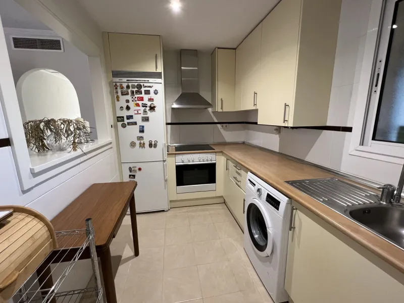 This well positioned 4 bedroom 3 bathroom first floor apartment is spacious, bright and situated in an ideal location. Close to schools, beaches and convenient shops and restaurants. Hacienda del Golf is a community driven urbanisation. With families and 
