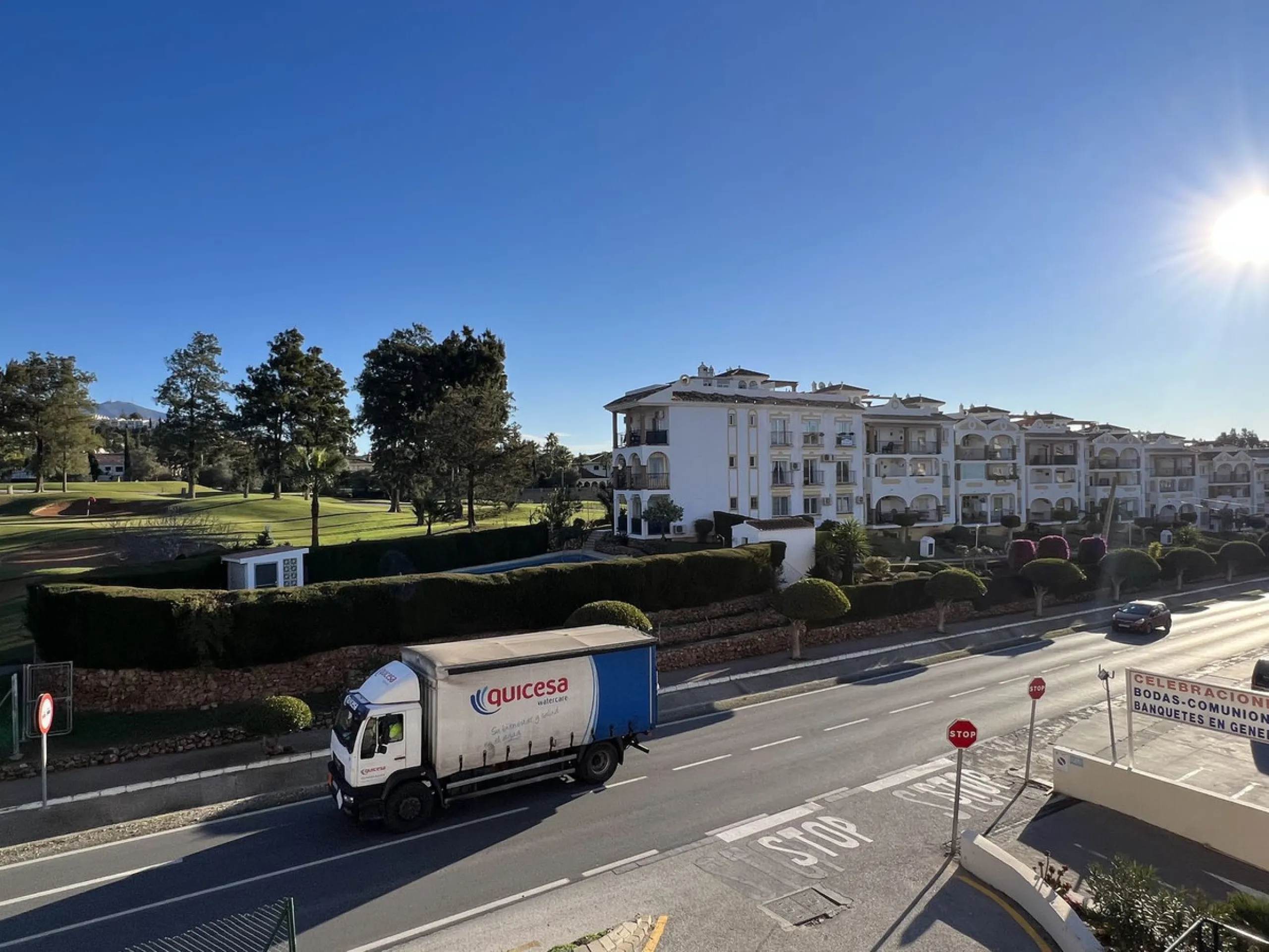 This well positioned 4 bedroom 3 bathroom first floor apartment is spacious, bright and situated in an ideal location. Close to schools, beaches and convenient shops and restaurants. Hacienda del Golf is a community driven urbanisation. With families and 