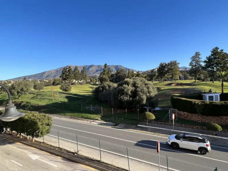 This well positioned 4 bedroom 3 bathroom first floor apartment is spacious, bright and situated in an ideal location. Close to schools, beaches and convenient shops and restaurants. Hacienda del Golf is a community driven urbanisation. With families and 