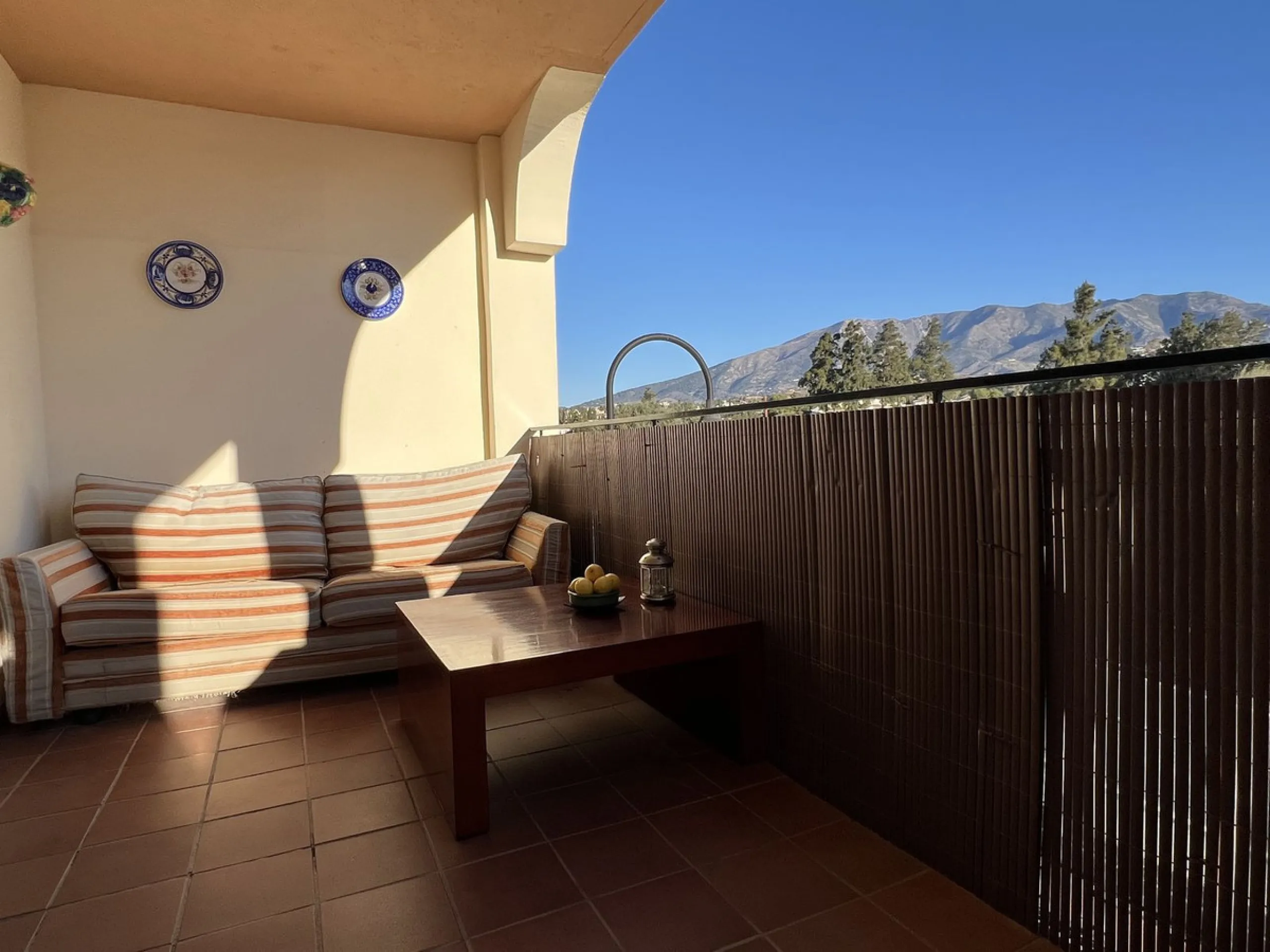 This well positioned 4 bedroom 3 bathroom first floor apartment is spacious, bright and situated in an ideal location. Close to schools, beaches and convenient shops and restaurants. Hacienda del Golf is a community driven urbanisation. With families and 