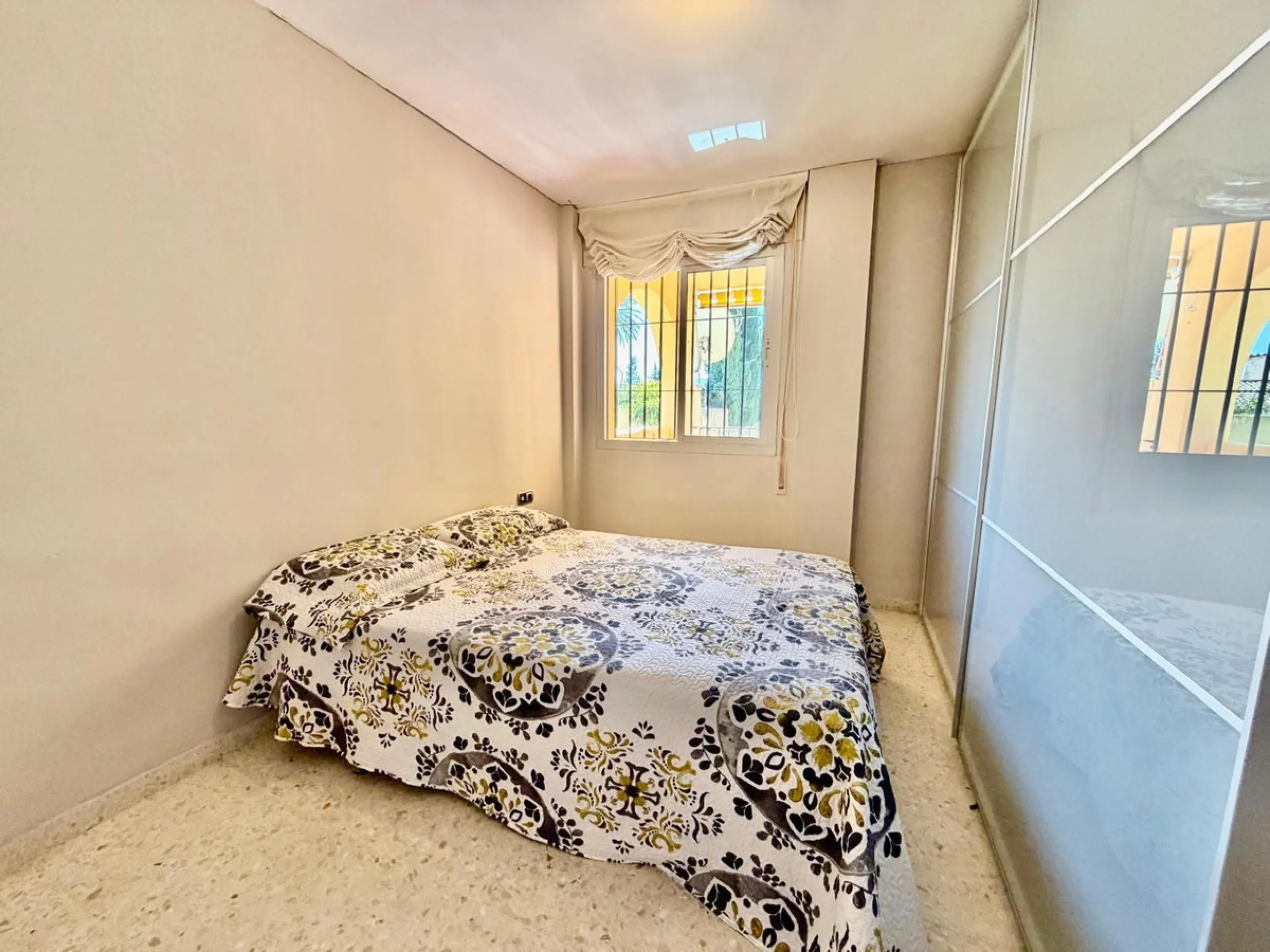 Helle Zwei-Zimmer-Wohnung mit Terrasse, Garage und ausgezeichneter Lage nahe am Meer