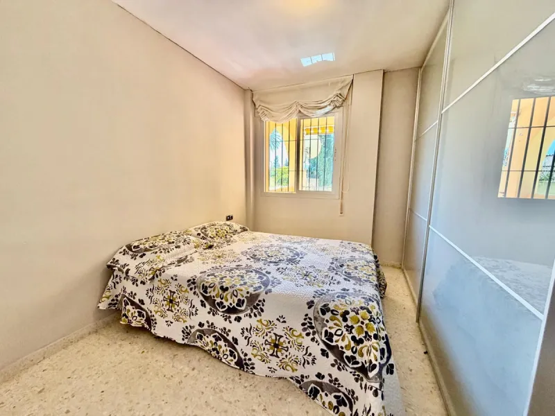 Helle Zwei-Zimmer-Wohnung mit Terrasse, Garage und ausgezeichneter Lage nahe am Meer