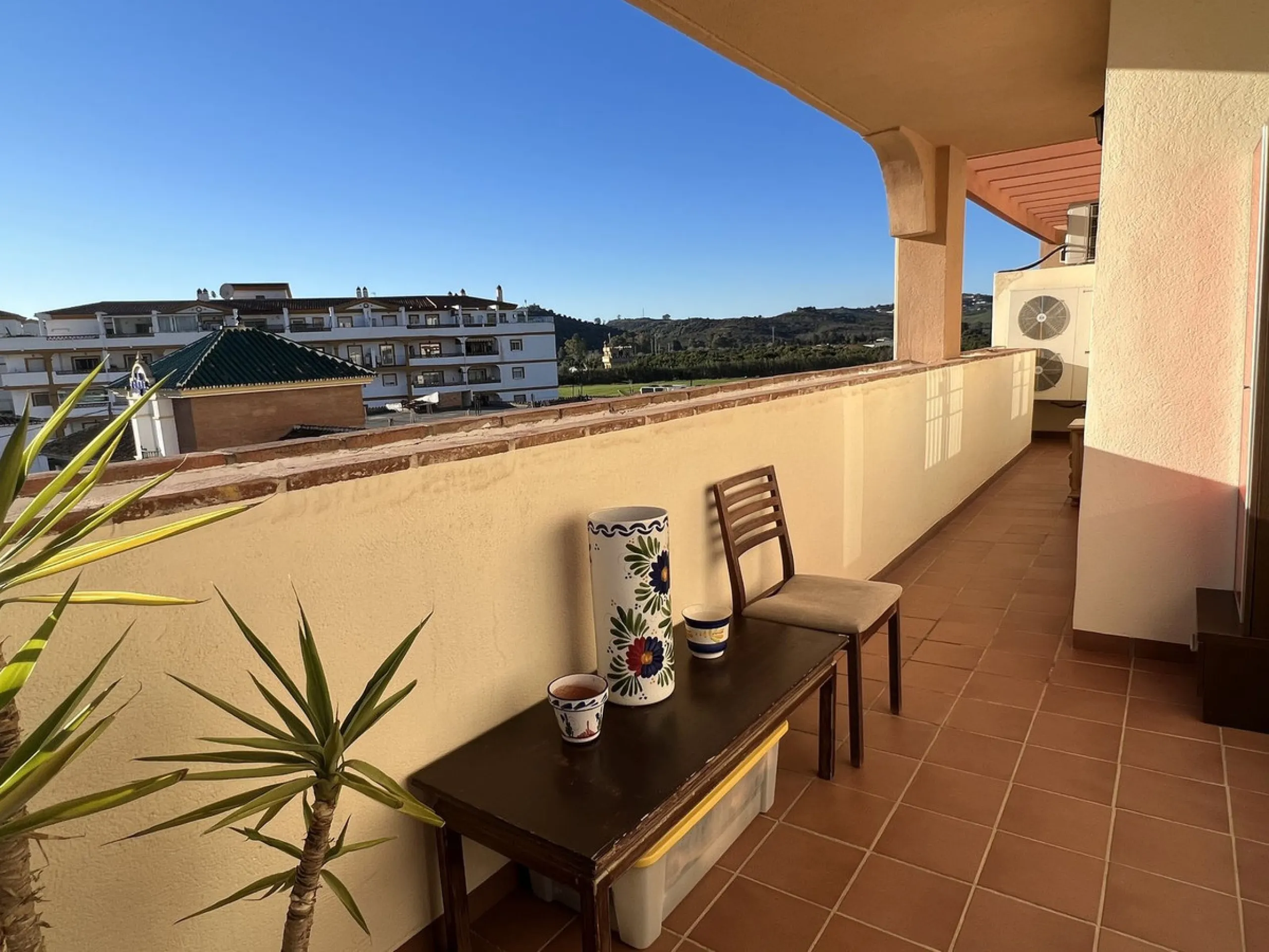 This well positioned 4 bedroom 3 bathroom first floor apartment is spacious, bright and situated in an ideal location. Close to schools, beaches and convenient shops and restaurants. Hacienda del Golf is a community driven urbanisation. With families and 