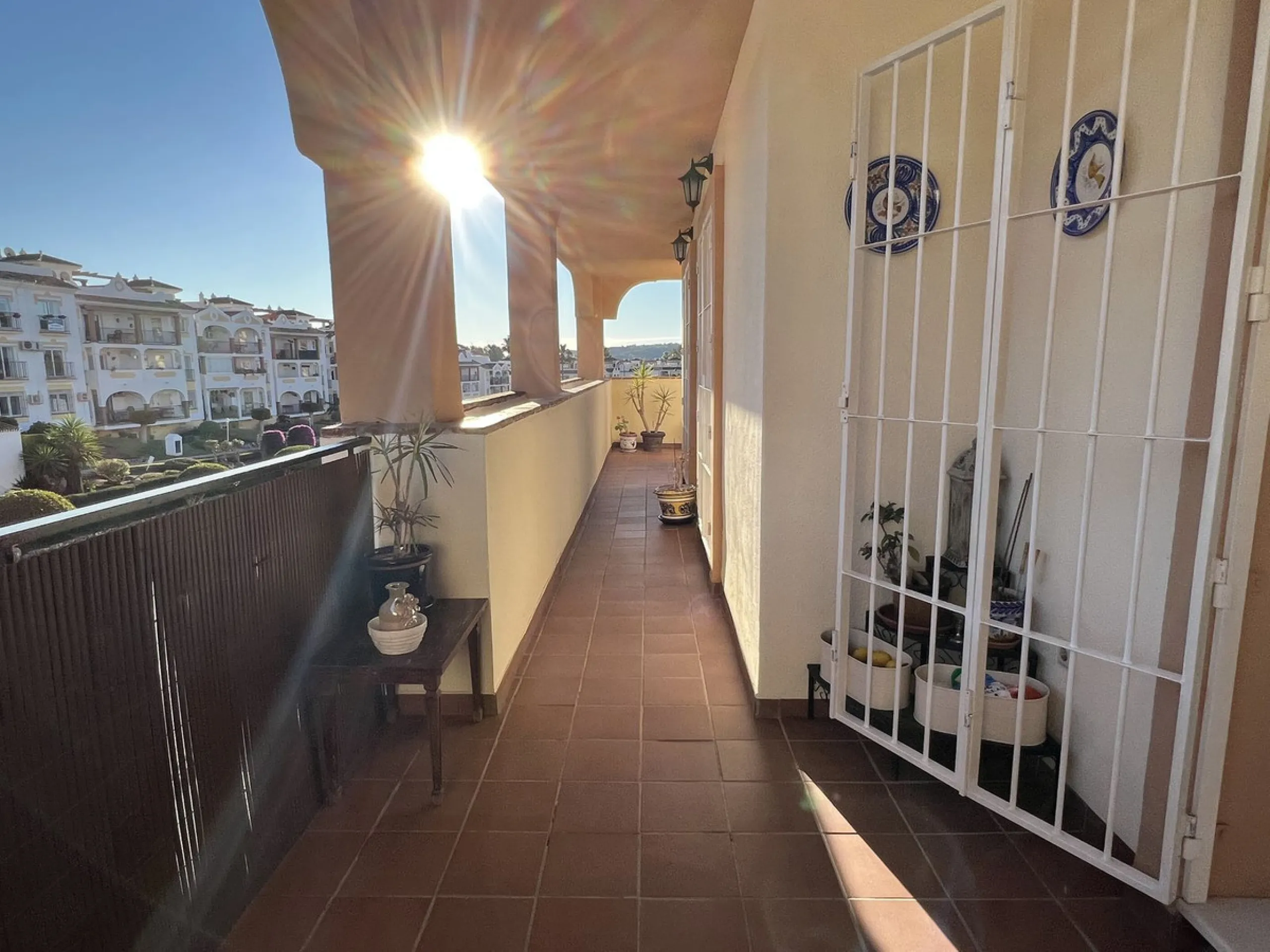 This well positioned 4 bedroom 3 bathroom first floor apartment is spacious, bright and situated in an ideal location. Close to schools, beaches and convenient shops and restaurants. Hacienda del Golf is a community driven urbanisation. With families and 