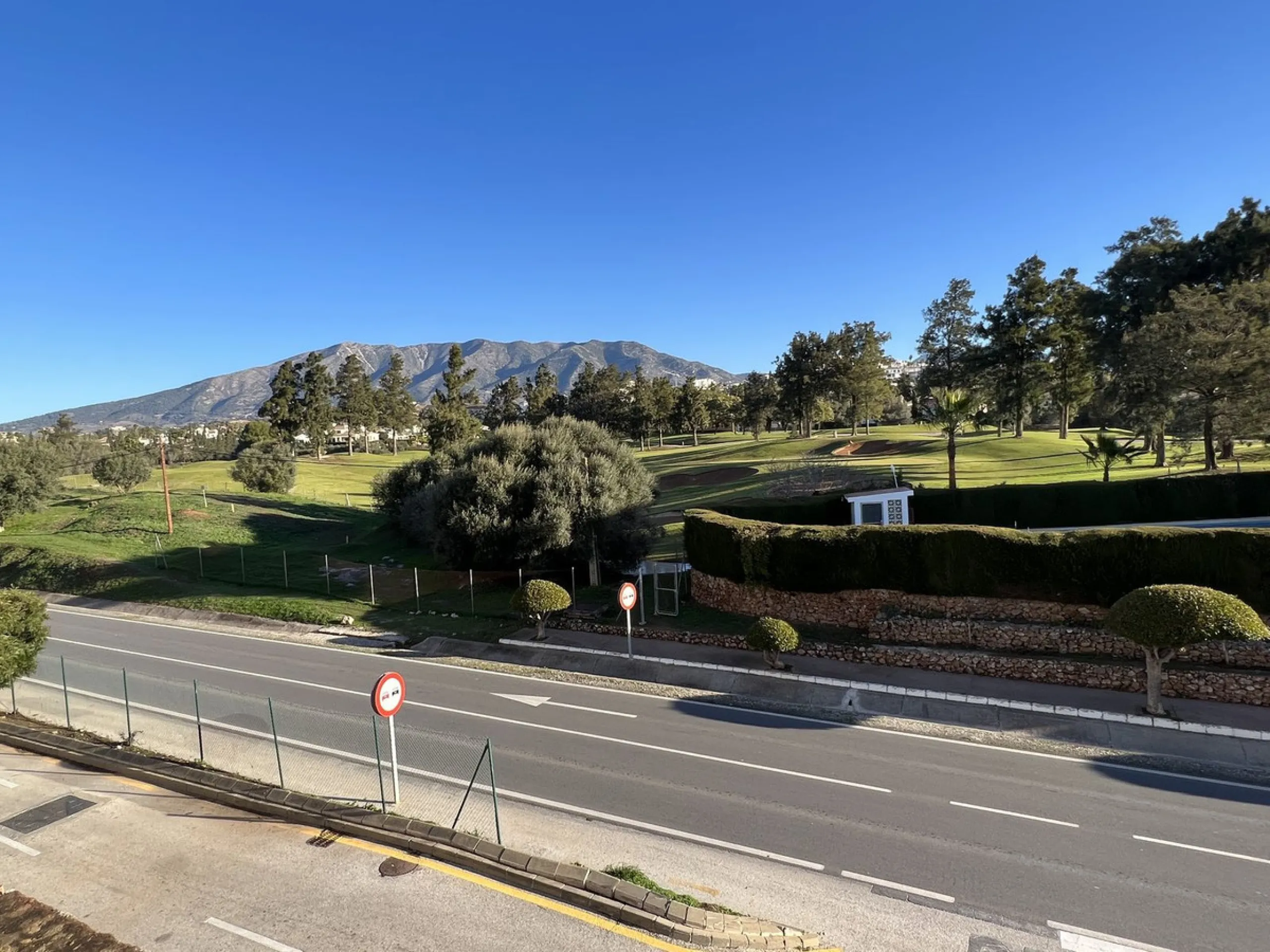 This well positioned 4 bedroom 3 bathroom first floor apartment is spacious, bright and situated in an ideal location. Close to schools, beaches and convenient shops and restaurants. Hacienda del Golf is a community driven urbanisation. With families and 