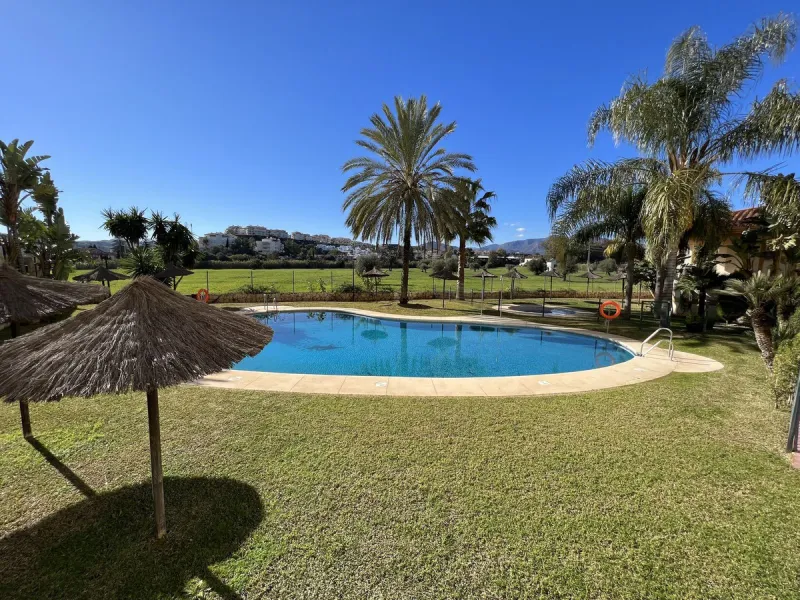 This well positioned 4 bedroom 3 bathroom first floor apartment is spacious, bright and situated in an ideal location. Close to schools, beaches and convenient shops and restaurants. Hacienda del Golf is a community driven urbanisation. With families and 