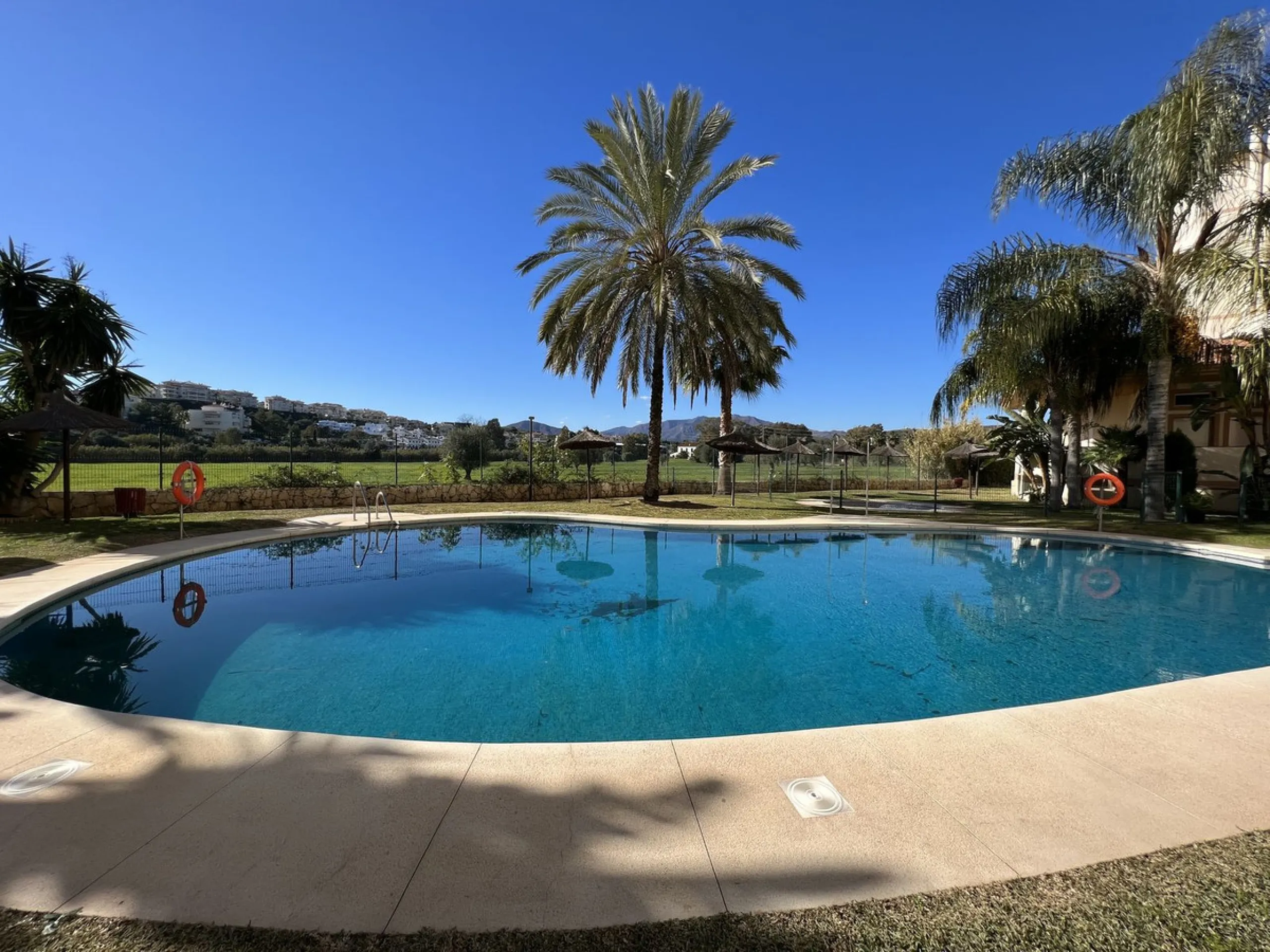 This well positioned 4 bedroom 3 bathroom first floor apartment is spacious, bright and situated in an ideal location. Close to schools, beaches and convenient shops and restaurants. Hacienda del Golf is a community driven urbanisation. With families and 