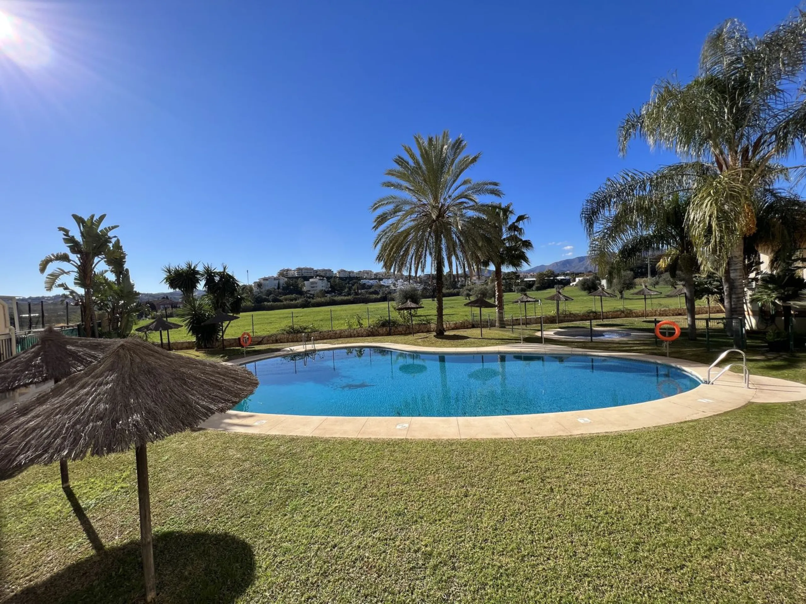 This well positioned 4 bedroom 3 bathroom first floor apartment is spacious, bright and situated in an ideal location. Close to schools, beaches and convenient shops and restaurants. Hacienda del Golf is a community driven urbanisation. With families and 
