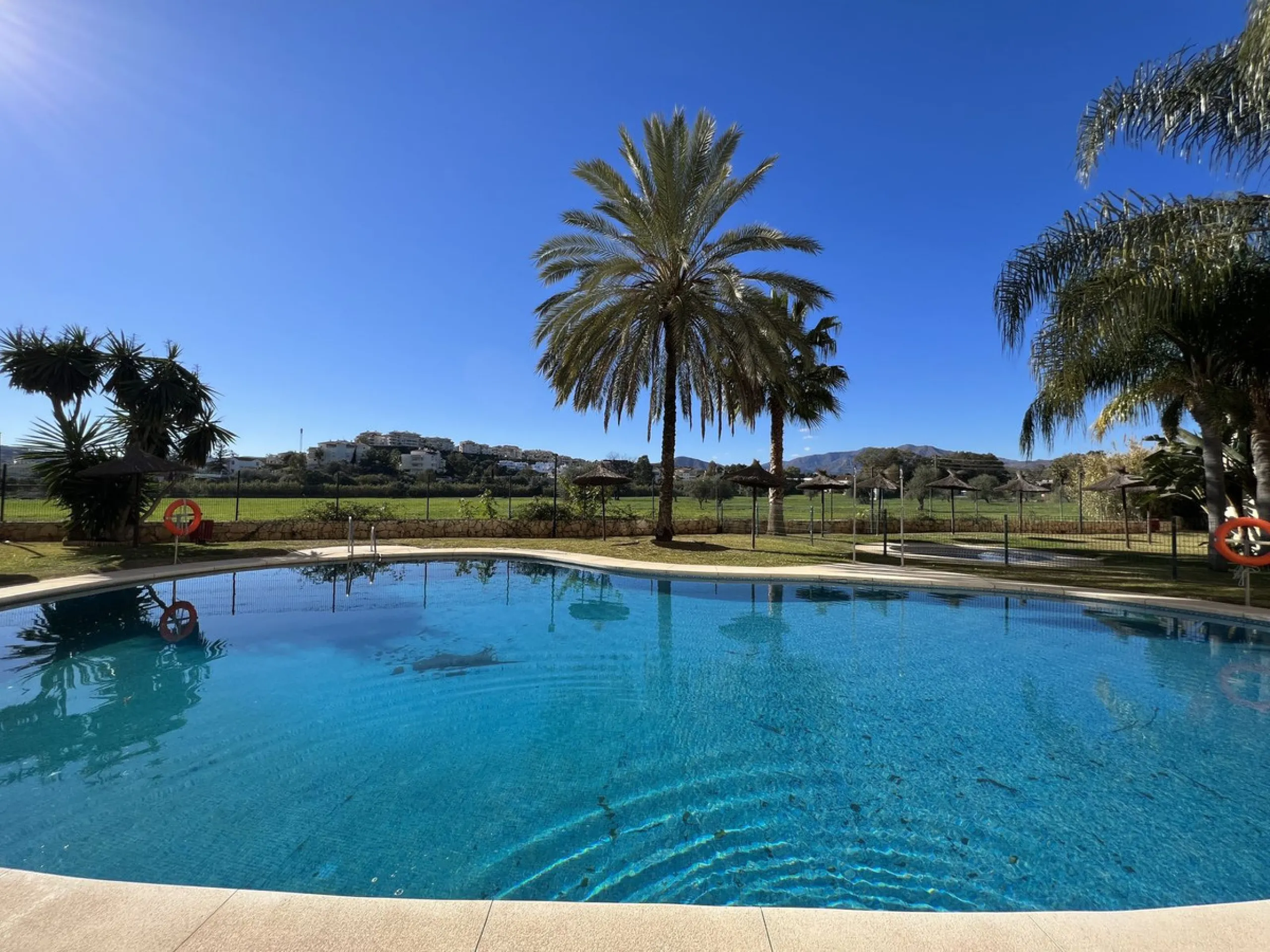 This well positioned 4 bedroom 3 bathroom first floor apartment is spacious, bright and situated in an ideal location. Close to schools, beaches and convenient shops and restaurants. Hacienda del Golf is a community driven urbanisation. With families and 