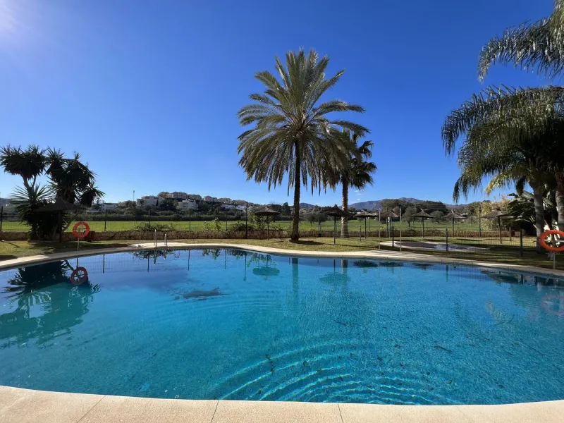 This well positioned 4 bedroom 3 bathroom first floor apartment is spacious, bright and situated in an ideal location. Close to schools, beaches and convenient shops and restaurants. Hacienda del Golf is a community driven urbanisation. With families and 