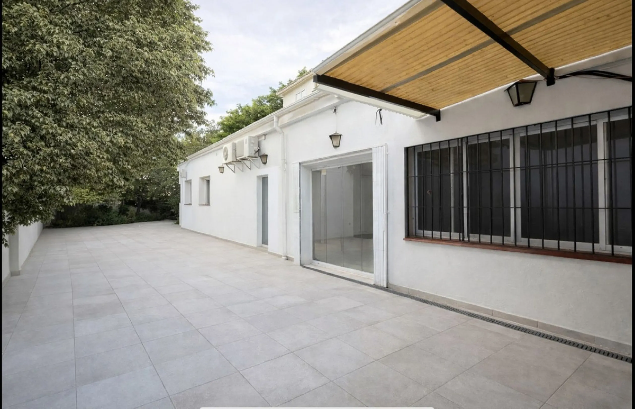 Here you can create something unique and  truly spectacular on 319 m² of interior space plus 120 m² of terrace with the potential to become something totally amazing or just making a good investment building several apartments. The location is in one of t