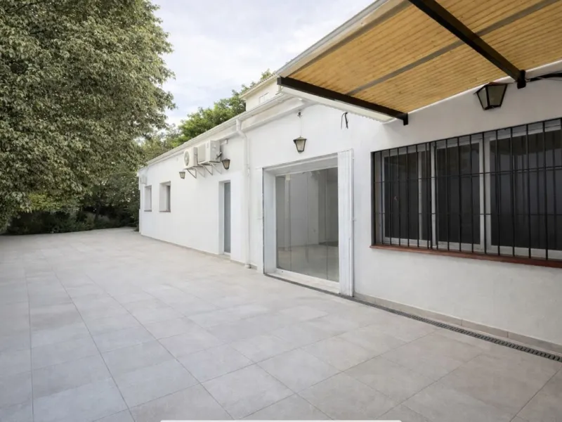 Here you can create something unique and  truly spectacular on 319 m² of interior space plus 120 m² of terrace with the potential to become something totally amazing or just making a good investment building several apartments. The location is in one of t