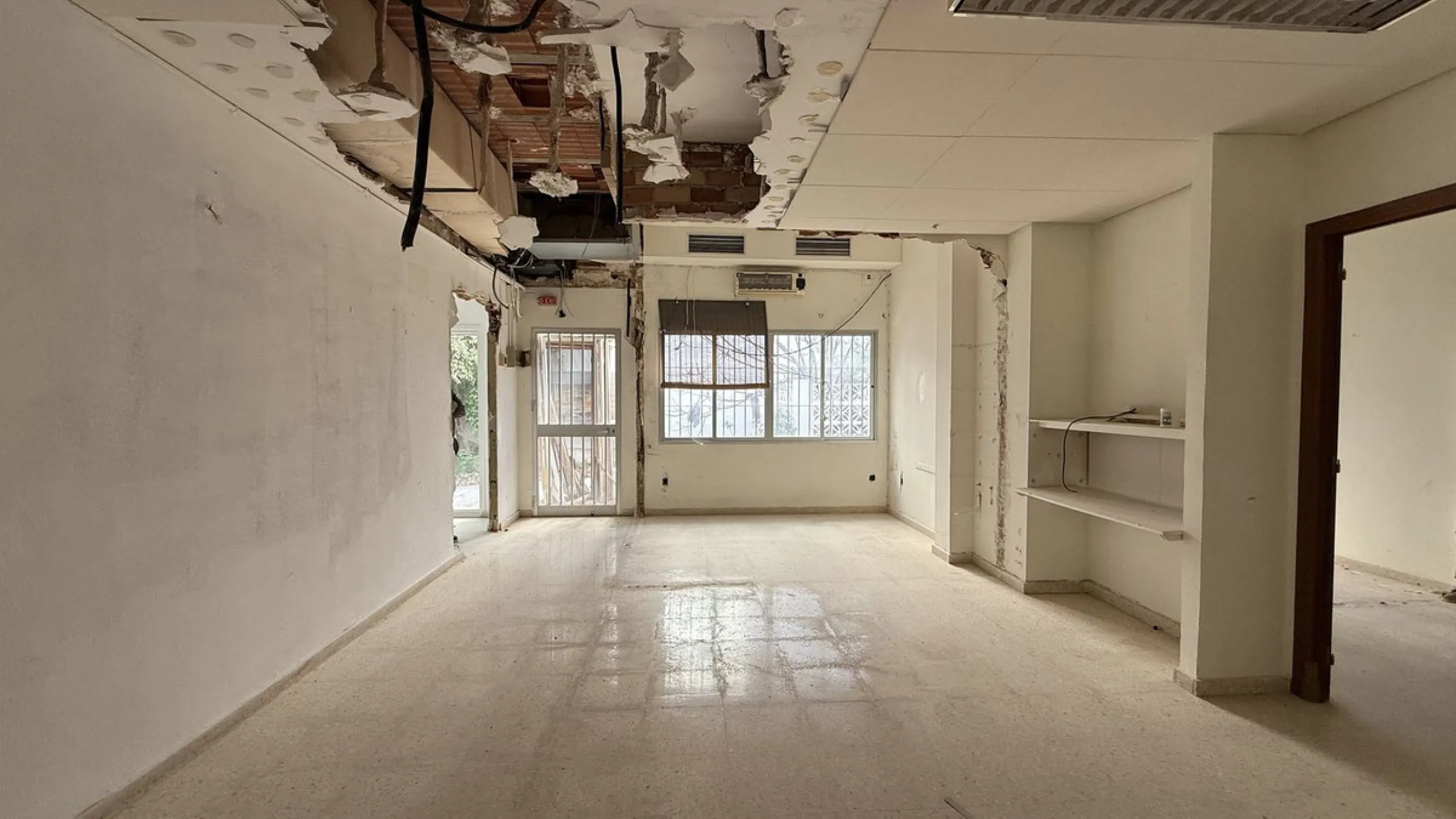 Here you can create something unique and  truly spectacular on 319 m² of interior space plus 120 m² of terrace with the potential to become something totally amazing or just making a good investment building several apartments. The location is in one of t