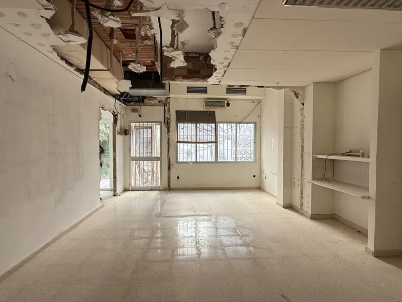 Here you can create something unique and  truly spectacular on 319 m² of interior space plus 120 m² of terrace with the potential to become something totally amazing or just making a good investment building several apartments. The location is in one of t
