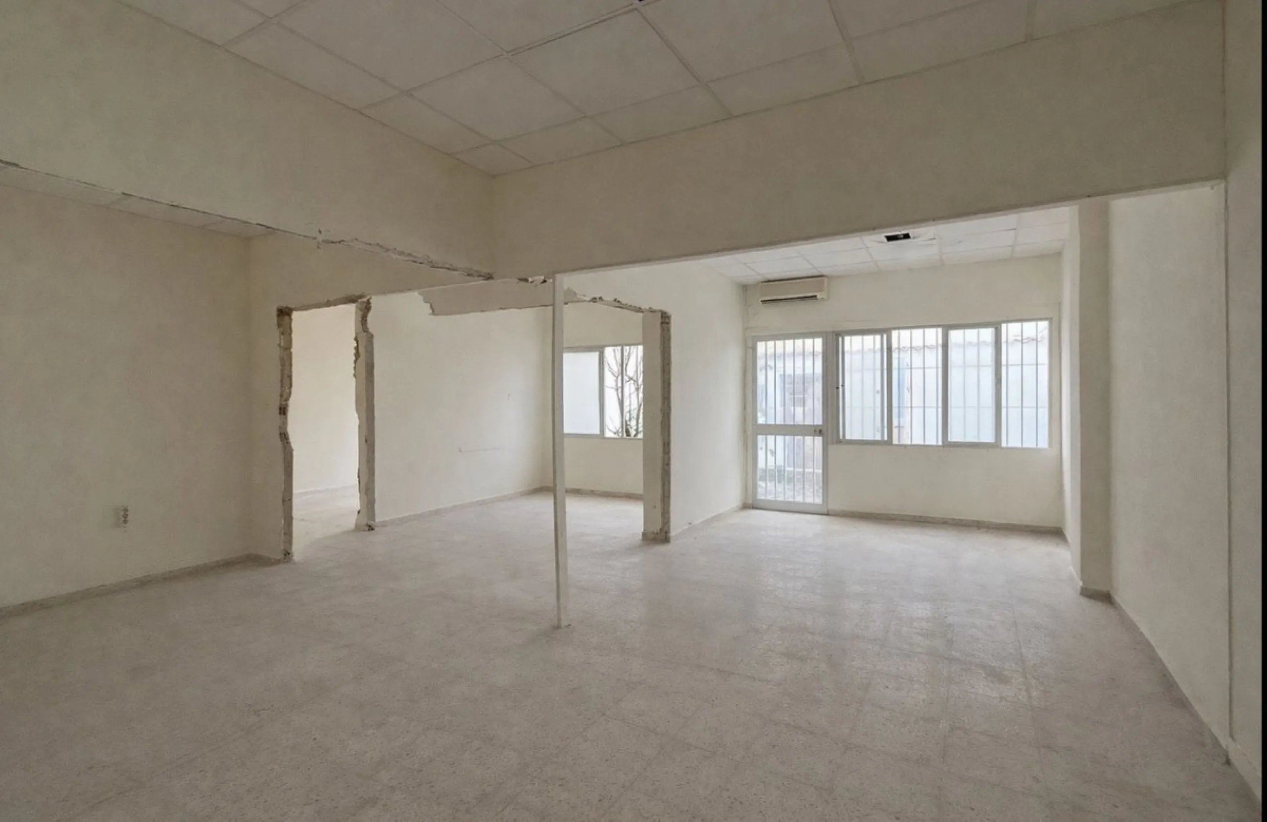 Here you can create something unique and  truly spectacular on 319 m² of interior space plus 120 m² of terrace with the potential to become something totally amazing or just making a good investment building several apartments. The location is in one of t