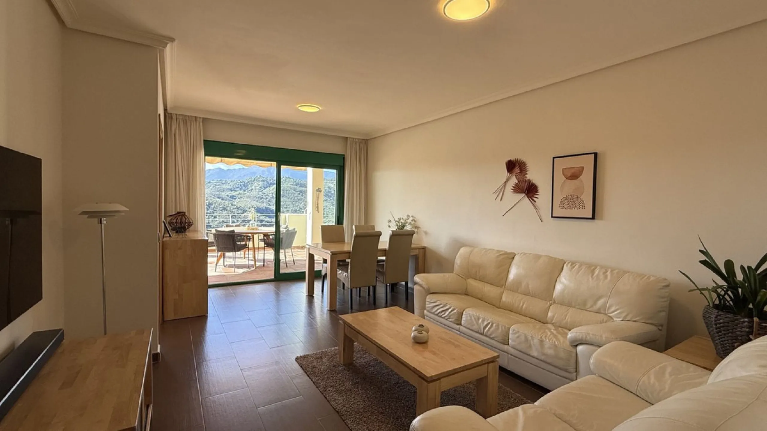 You have beautiful panoramic views of the forest and mountains, as well as some sea views, from this bright and spacious middle-floor apartment, located in a quiet and well-kept community in popular Monte Selwo, east of Estepona. The kitchen is fully equi