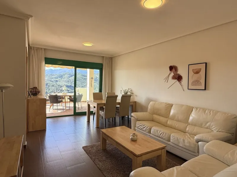 You have beautiful panoramic views of the forest and mountains, as well as some sea views, from this bright and spacious middle-floor apartment, located in a quiet and well-kept community in popular Monte Selwo, east of Estepona. The kitchen is fully equi