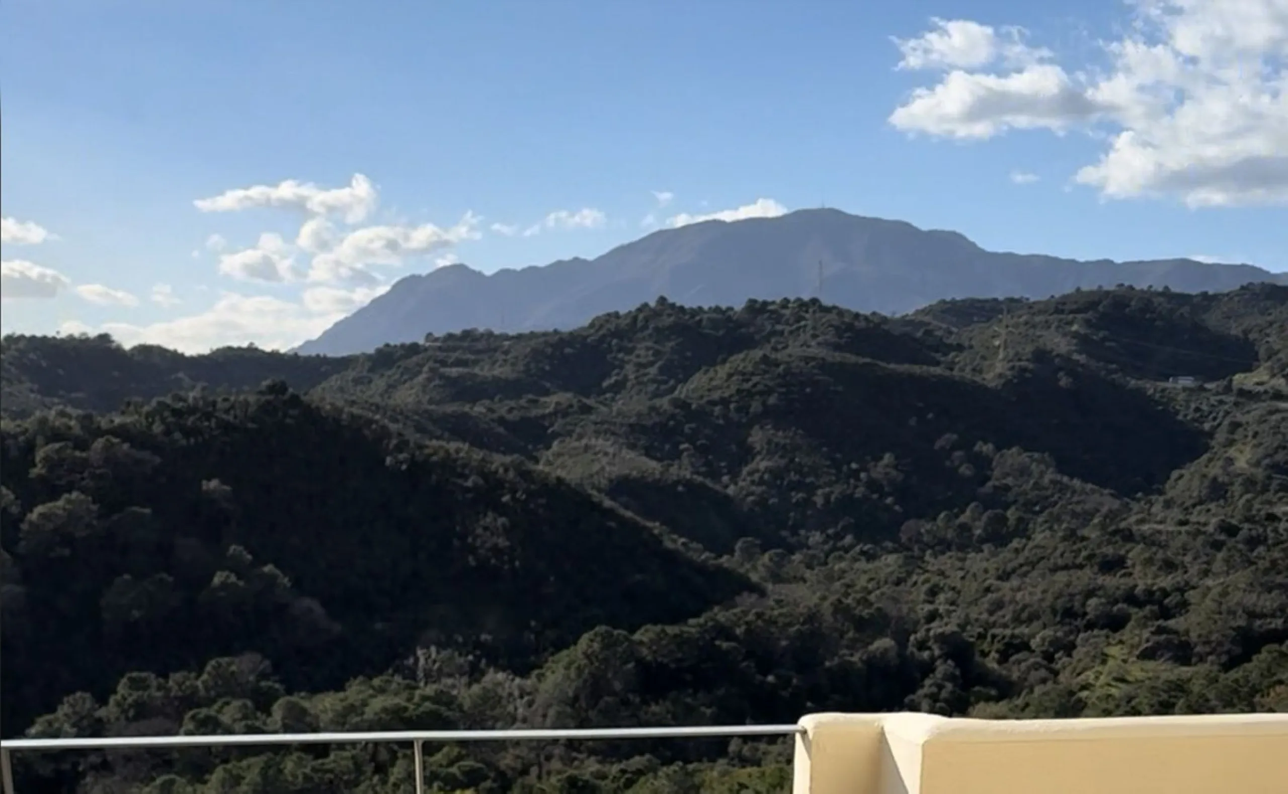 You have beautiful panoramic views of the forest and mountains, as well as some sea views, from this bright and spacious middle-floor apartment, located in a quiet and well-kept community in popular Monte Selwo, east of Estepona. The kitchen is fully equi