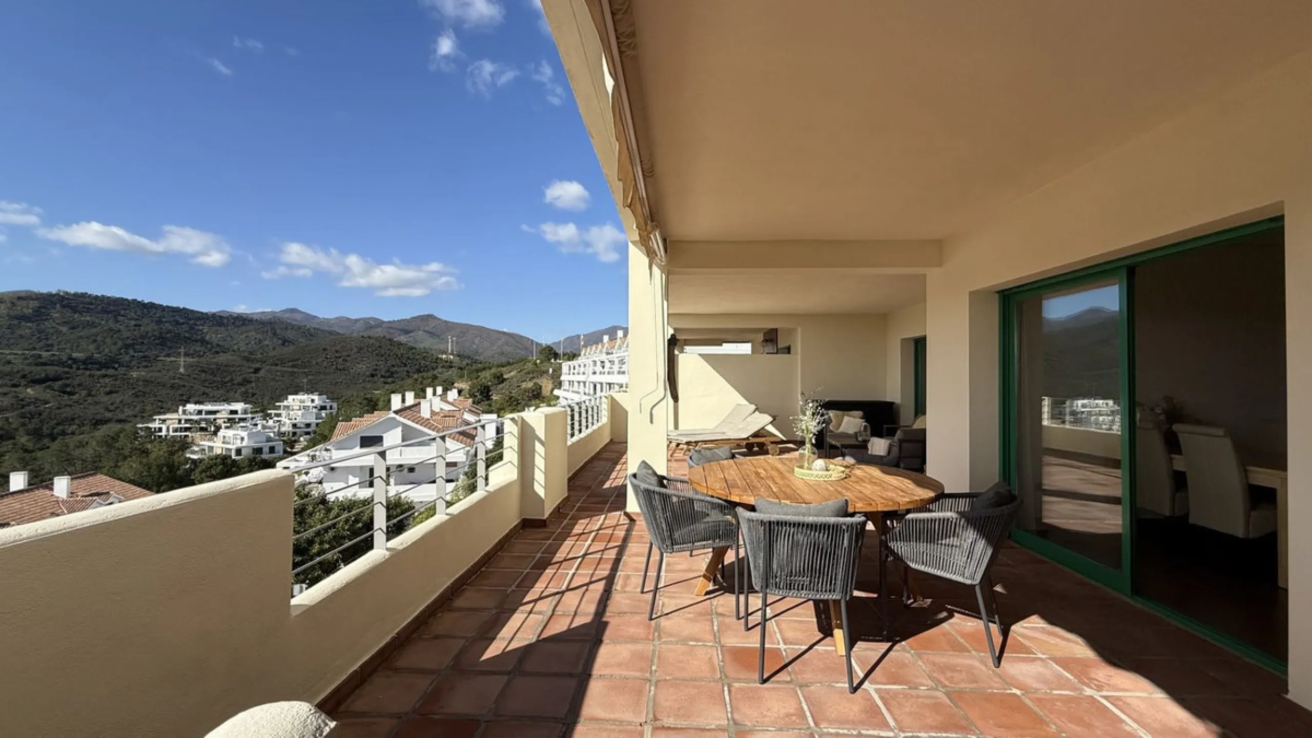 You have beautiful panoramic views of the forest and mountains, as well as some sea views, from this bright and spacious middle-floor apartment, located in a quiet and well-kept community in popular Monte Selwo, east of Estepona. The kitchen is fully equi