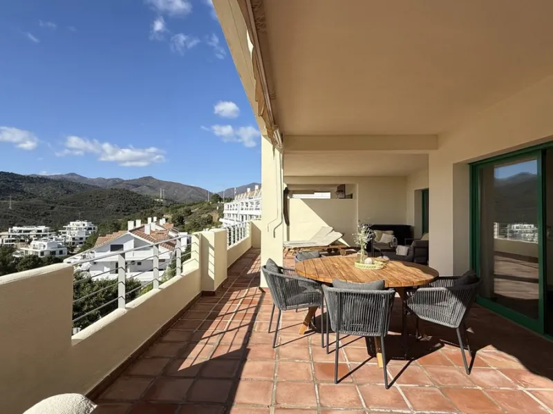 You have beautiful panoramic views of the forest and mountains, as well as some sea views, from this bright and spacious middle-floor apartment, located in a quiet and well-kept community in popular Monte Selwo, east of Estepona. The kitchen is fully equi