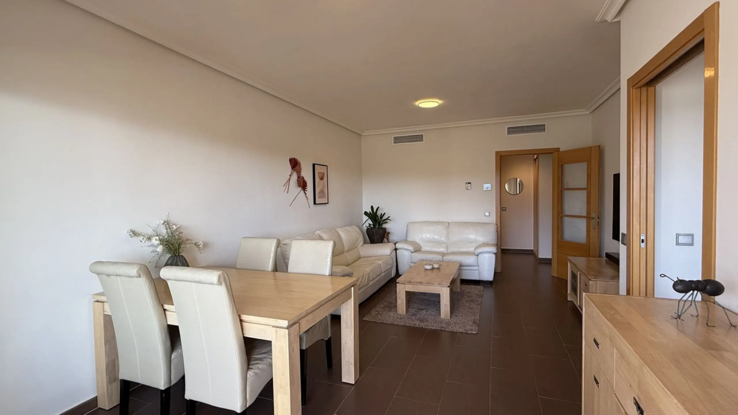 You have beautiful panoramic views of the forest and mountains, as well as some sea views, from this bright and spacious middle-floor apartment, located in a quiet and well-kept community in popular Monte Selwo, east of Estepona. The kitchen is fully equi