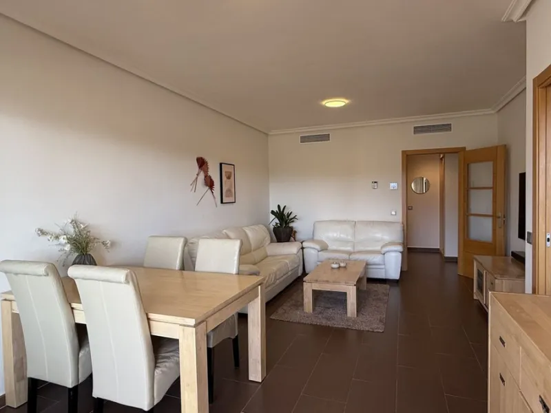 You have beautiful panoramic views of the forest and mountains, as well as some sea views, from this bright and spacious middle-floor apartment, located in a quiet and well-kept community in popular Monte Selwo, east of Estepona. The kitchen is fully equi