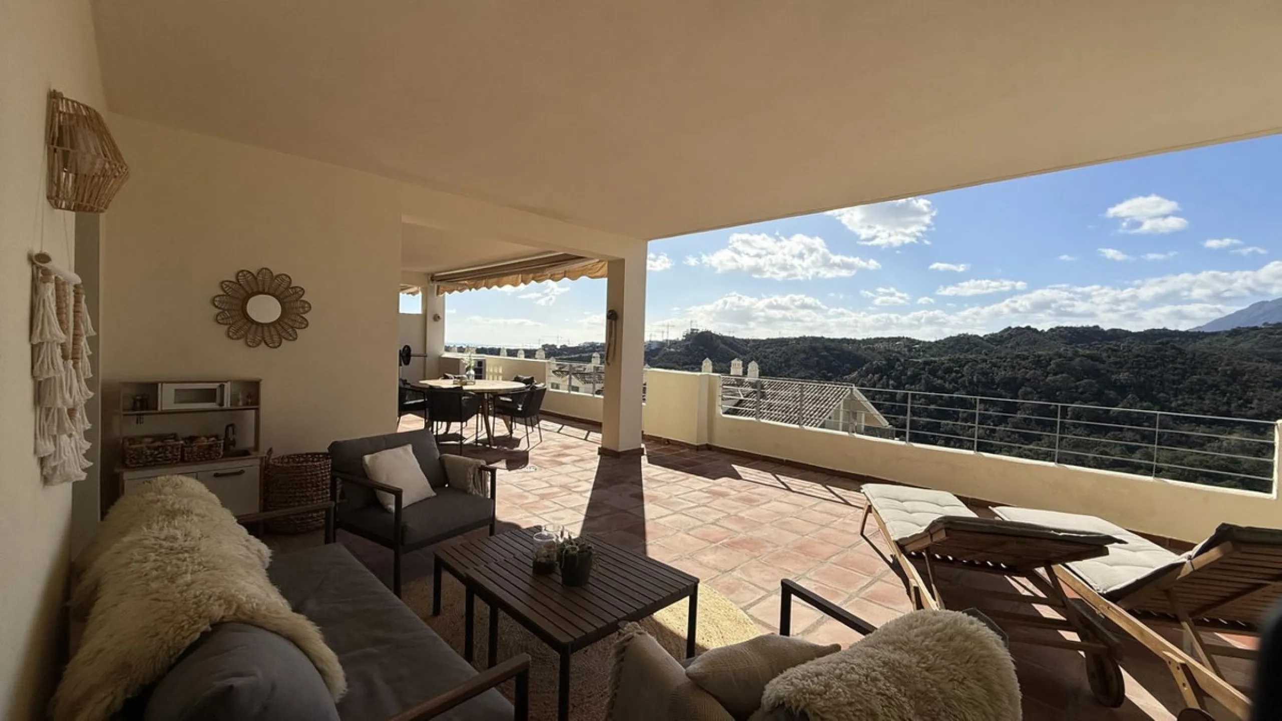 You have beautiful panoramic views of the forest and mountains, as well as some sea views, from this bright and spacious middle-floor apartment, located in a quiet and well-kept community in popular Monte Selwo, east of Estepona. The kitchen is fully equi