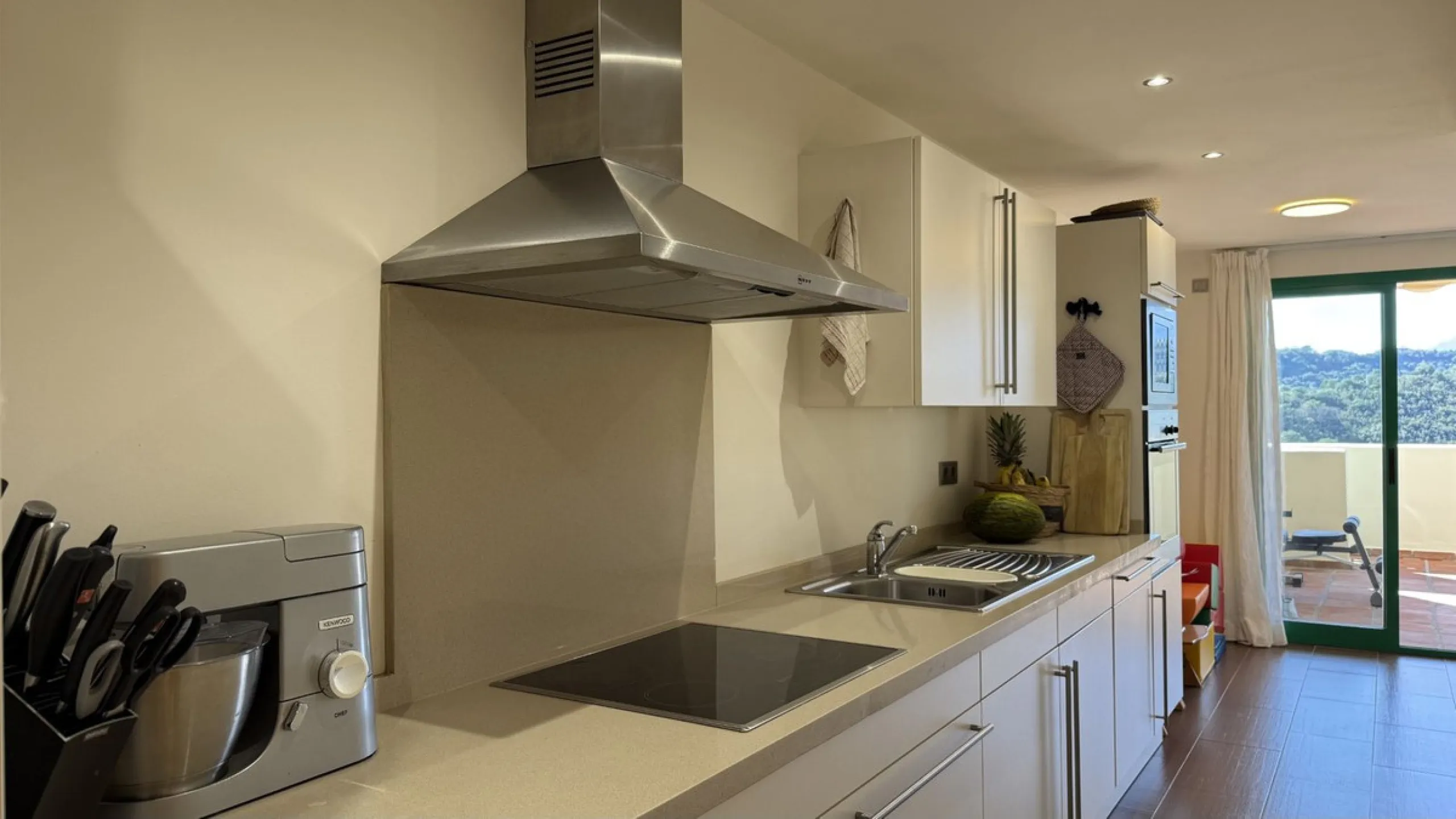 You have beautiful panoramic views of the forest and mountains, as well as some sea views, from this bright and spacious middle-floor apartment, located in a quiet and well-kept community in popular Monte Selwo, east of Estepona. The kitchen is fully equi