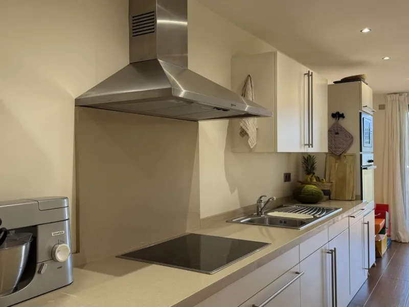 You have beautiful panoramic views of the forest and mountains, as well as some sea views, from this bright and spacious middle-floor apartment, located in a quiet and well-kept community in popular Monte Selwo, east of Estepona. The kitchen is fully equi