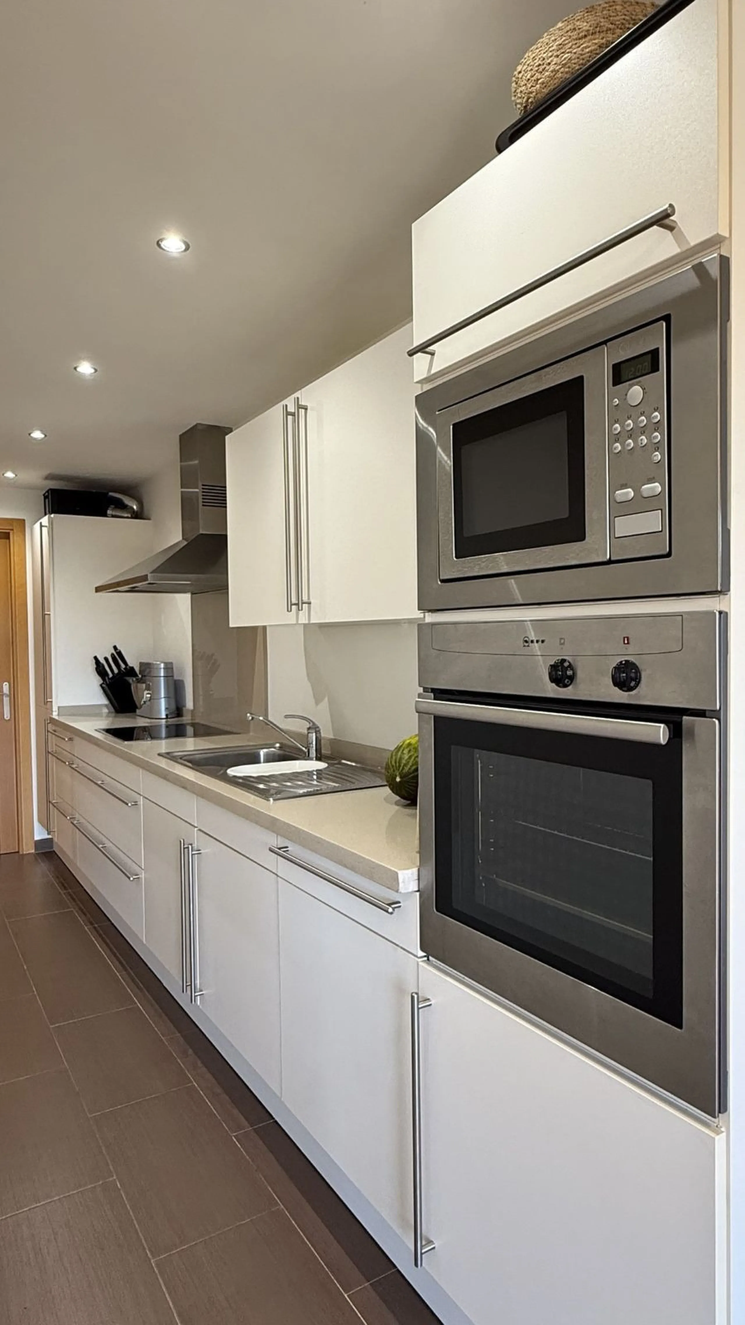 You have beautiful panoramic views of the forest and mountains, as well as some sea views, from this bright and spacious middle-floor apartment, located in a quiet and well-kept community in popular Monte Selwo, east of Estepona. The kitchen is fully equi