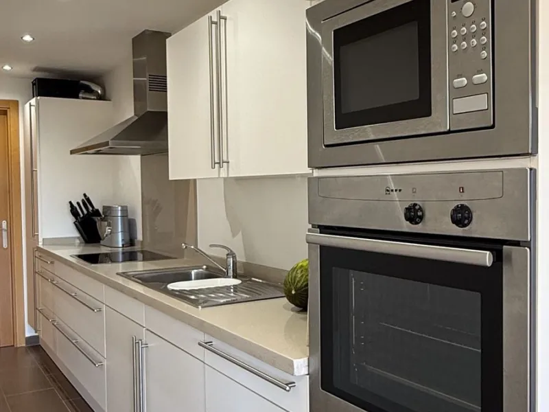 You have beautiful panoramic views of the forest and mountains, as well as some sea views, from this bright and spacious middle-floor apartment, located in a quiet and well-kept community in popular Monte Selwo, east of Estepona. The kitchen is fully equi