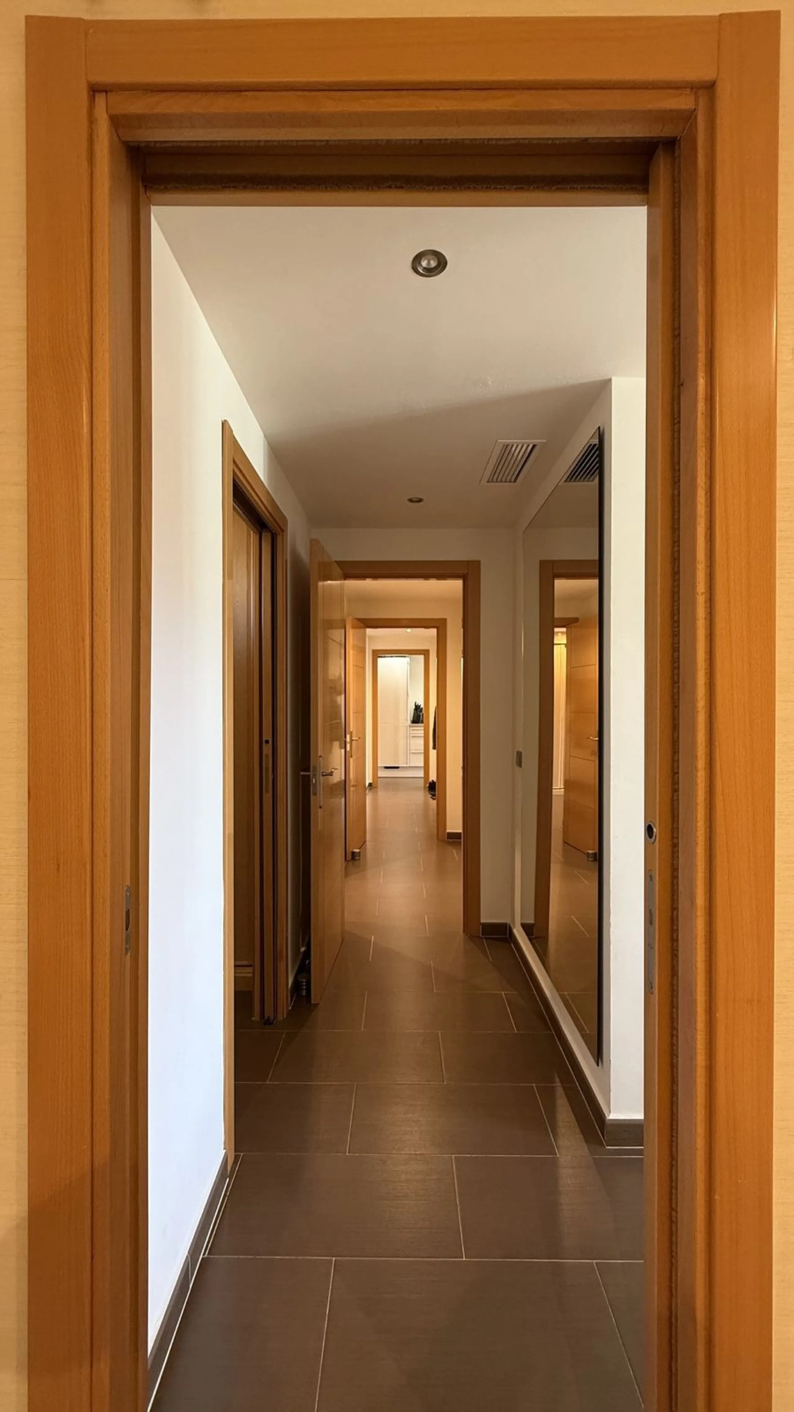 You have beautiful panoramic views of the forest and mountains, as well as some sea views, from this bright and spacious middle-floor apartment, located in a quiet and well-kept community in popular Monte Selwo, east of Estepona. The kitchen is fully equi