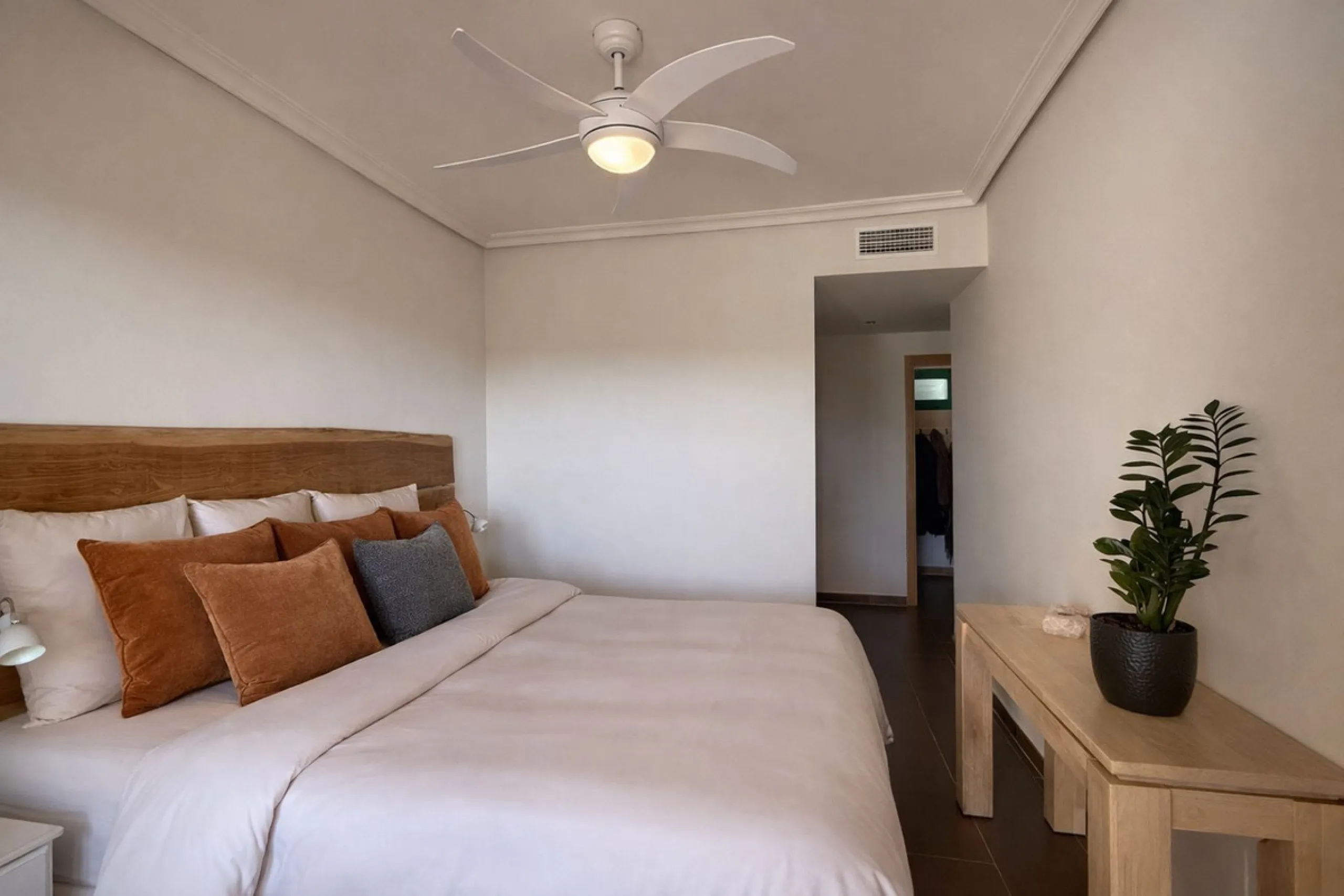 You have beautiful panoramic views of the forest and mountains, as well as some sea views, from this bright and spacious middle-floor apartment, located in a quiet and well-kept community in popular Monte Selwo, east of Estepona. The kitchen is fully equi