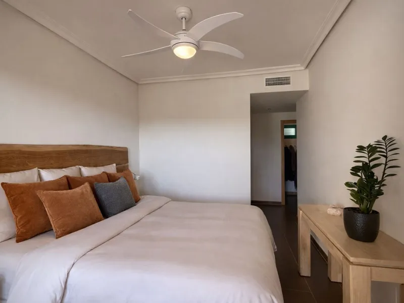 You have beautiful panoramic views of the forest and mountains, as well as some sea views, from this bright and spacious middle-floor apartment, located in a quiet and well-kept community in popular Monte Selwo, east of Estepona. The kitchen is fully equi