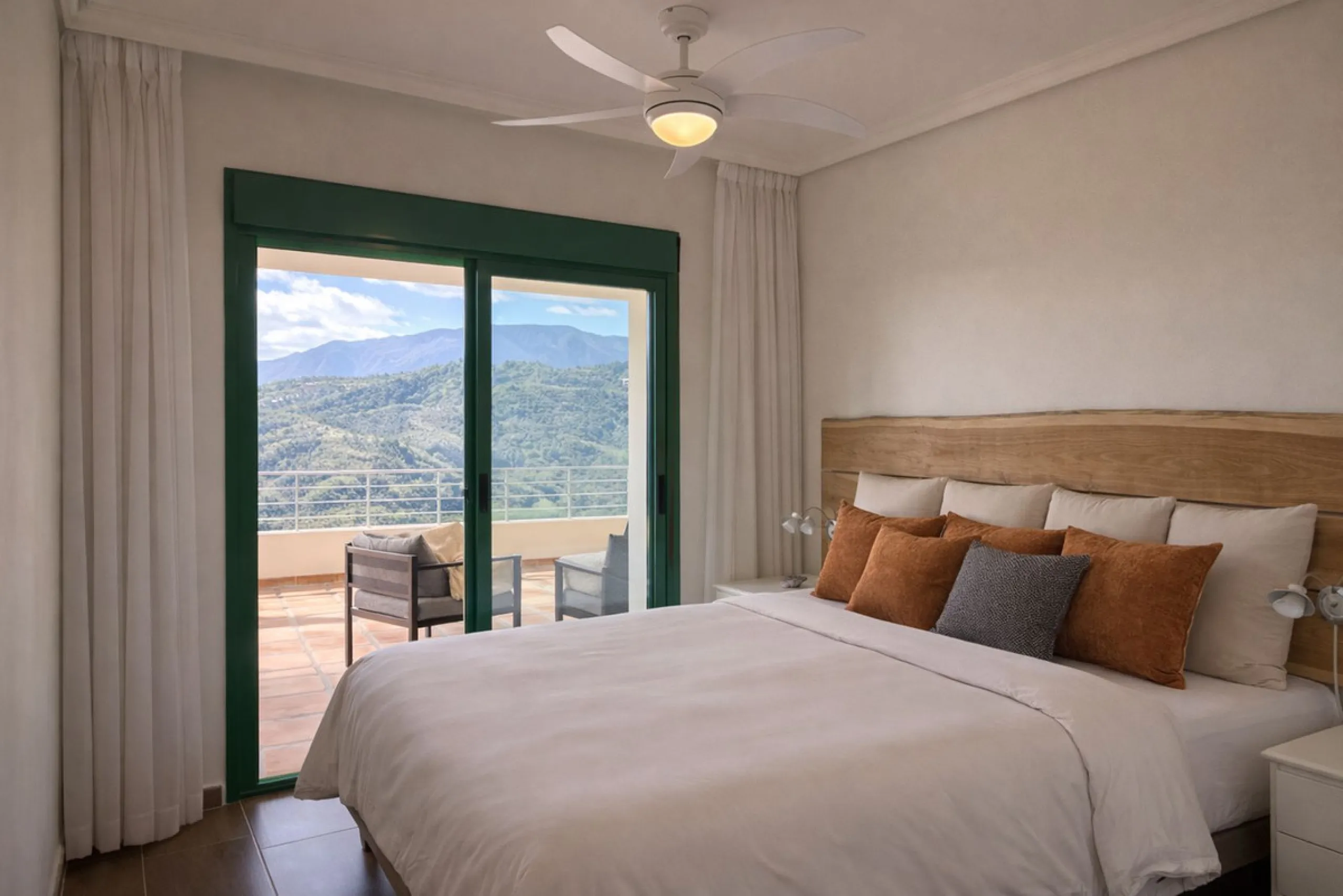 You have beautiful panoramic views of the forest and mountains, as well as some sea views, from this bright and spacious middle-floor apartment, located in a quiet and well-kept community in popular Monte Selwo, east of Estepona. The kitchen is fully equi