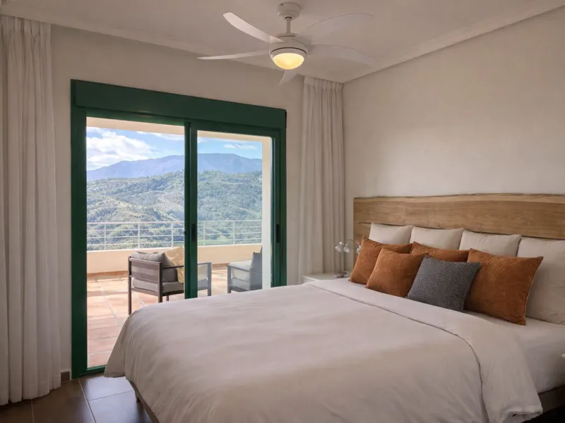 You have beautiful panoramic views of the forest and mountains, as well as some sea views, from this bright and spacious middle-floor apartment, located in a quiet and well-kept community in popular Monte Selwo, east of Estepona. The kitchen is fully equi